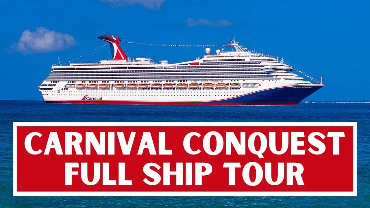 Carnival Conquest 桌布 壁紙 — 一艘巨大的白色嘉年華郵輪在蔚藍的天空下，航行在碧綠色的海面上，天空中有蓬鬆的白雲。