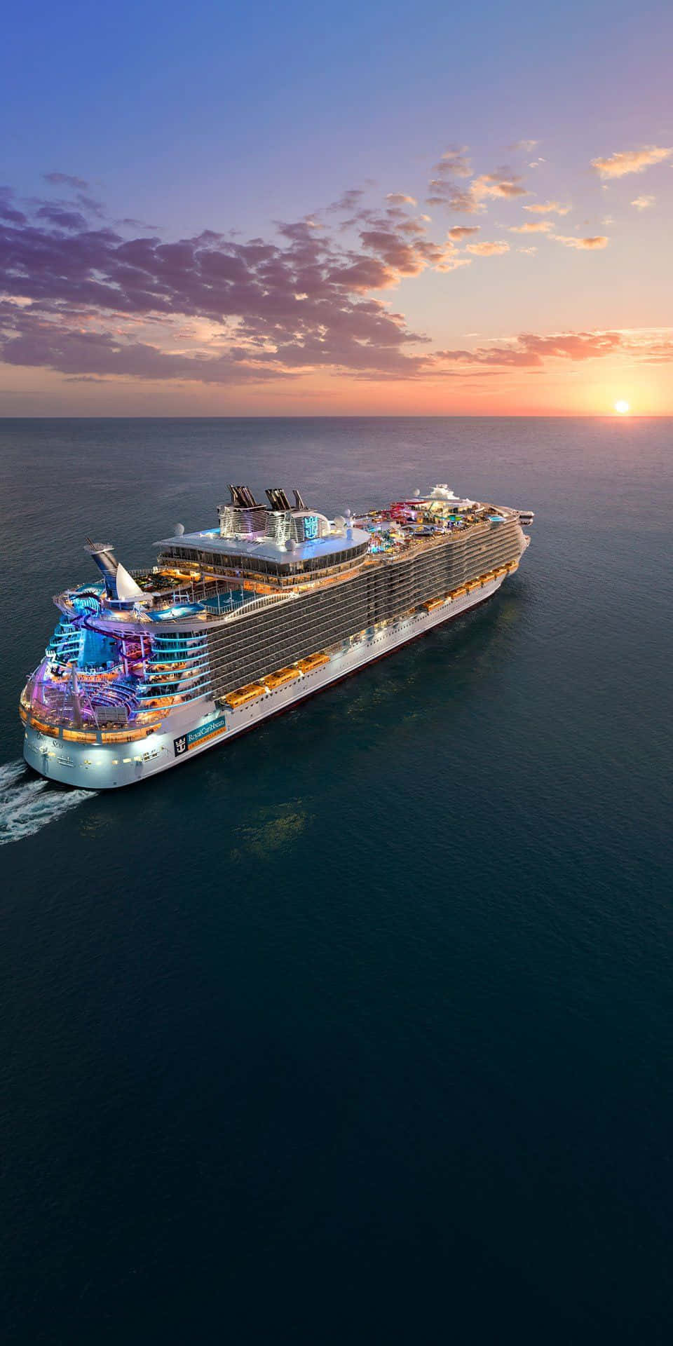 Cruise 桌布 壁紙 — 一艘巨大的郵輪在平靜的海面上航行，夕陽映照出紫色、橙色和粉紅色的天空。