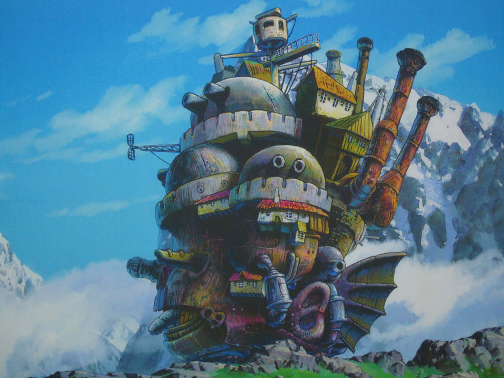 Howl's Moving Castle 桌布 壁紙 — 一艘巨大而奇特的飛船，上面有房屋和管道，漂浮在白雪皚皚的山脈之上，天空湛藍。