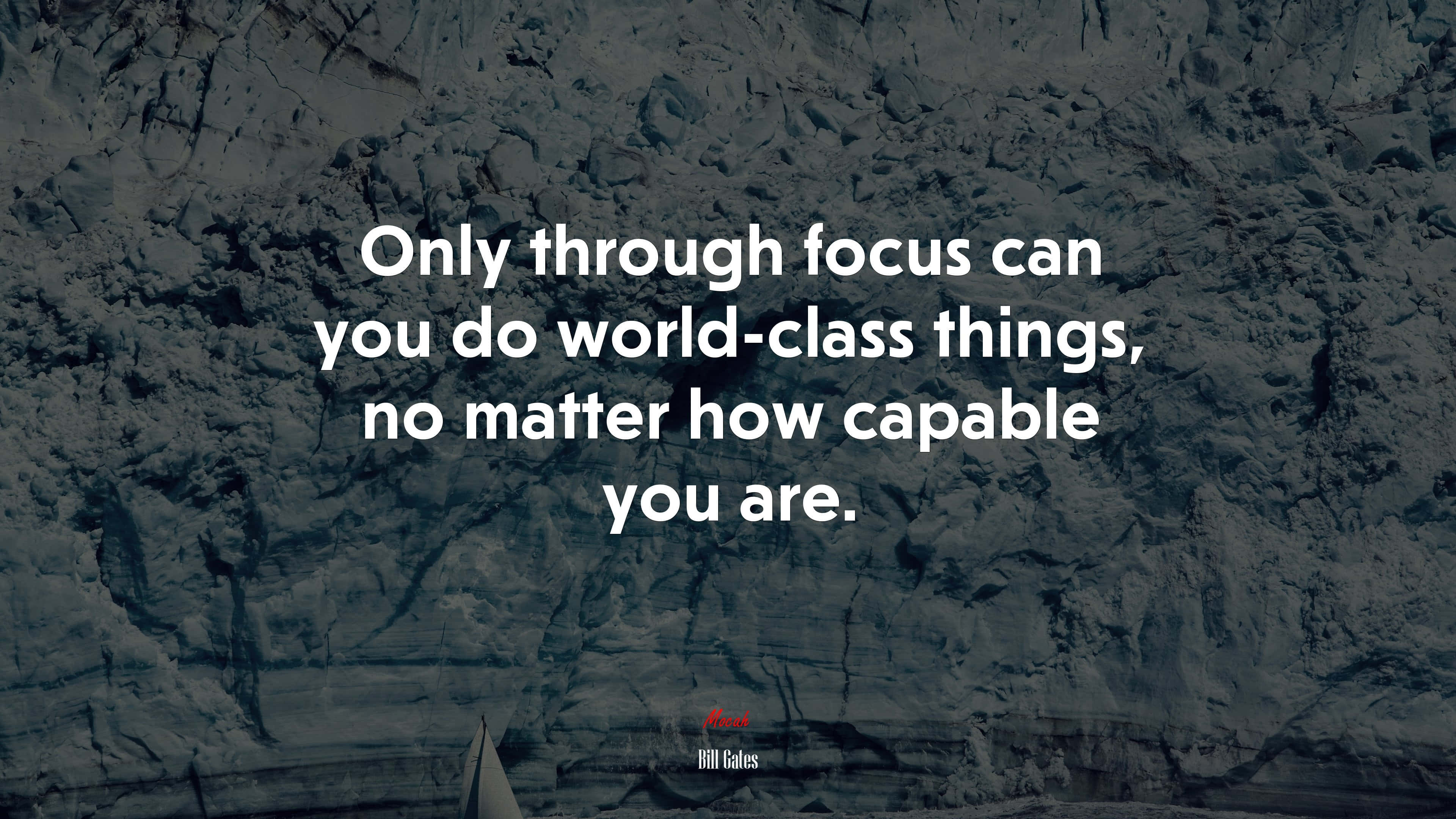 Focus 桌布 壁紙 — 一艘帆船在崎嶇懸崖下的平靜水域航行，並以白色文字疊加一句鼓舞人心的名言。