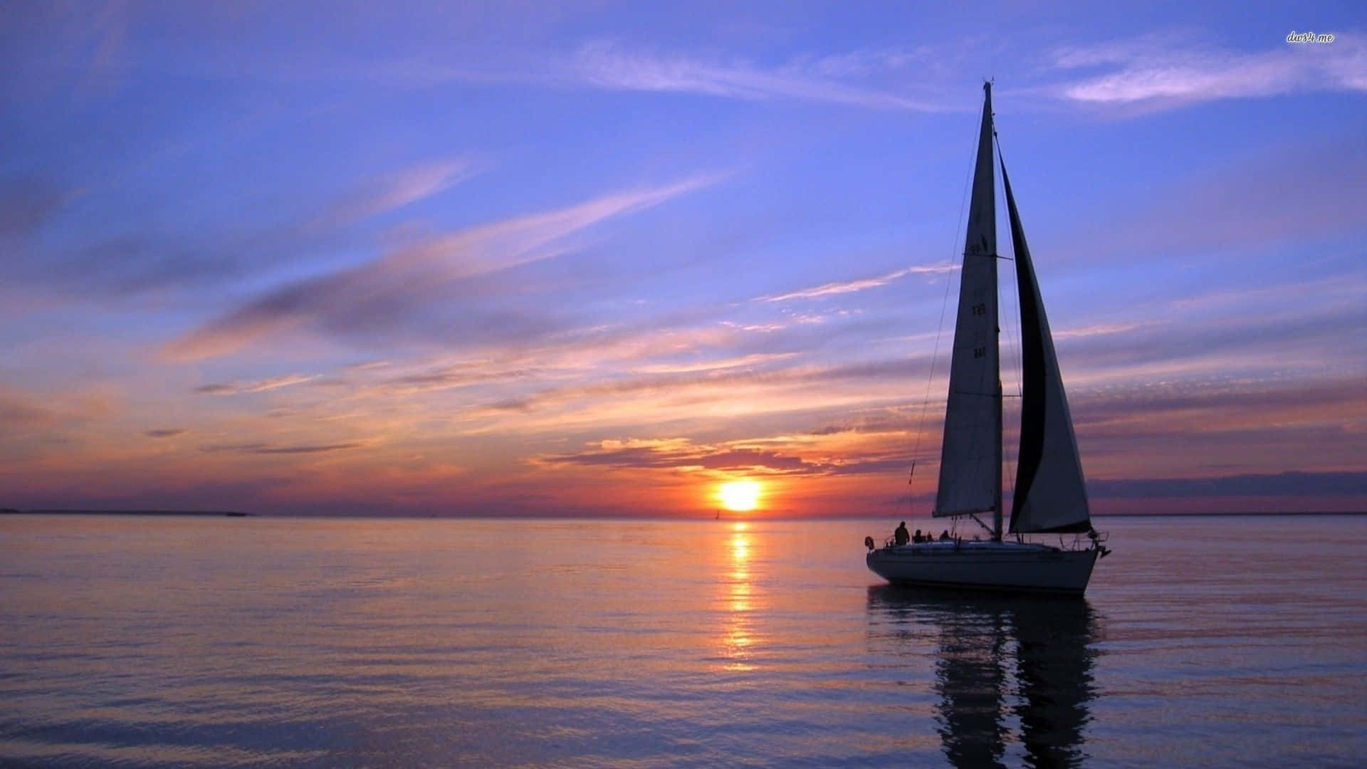 Sailboat 桌布 壁紙 — 一艘帆船在日落時分滑過平靜的水面， vibrant 的橙色和紫色天空映照在如玻璃般的水面上。