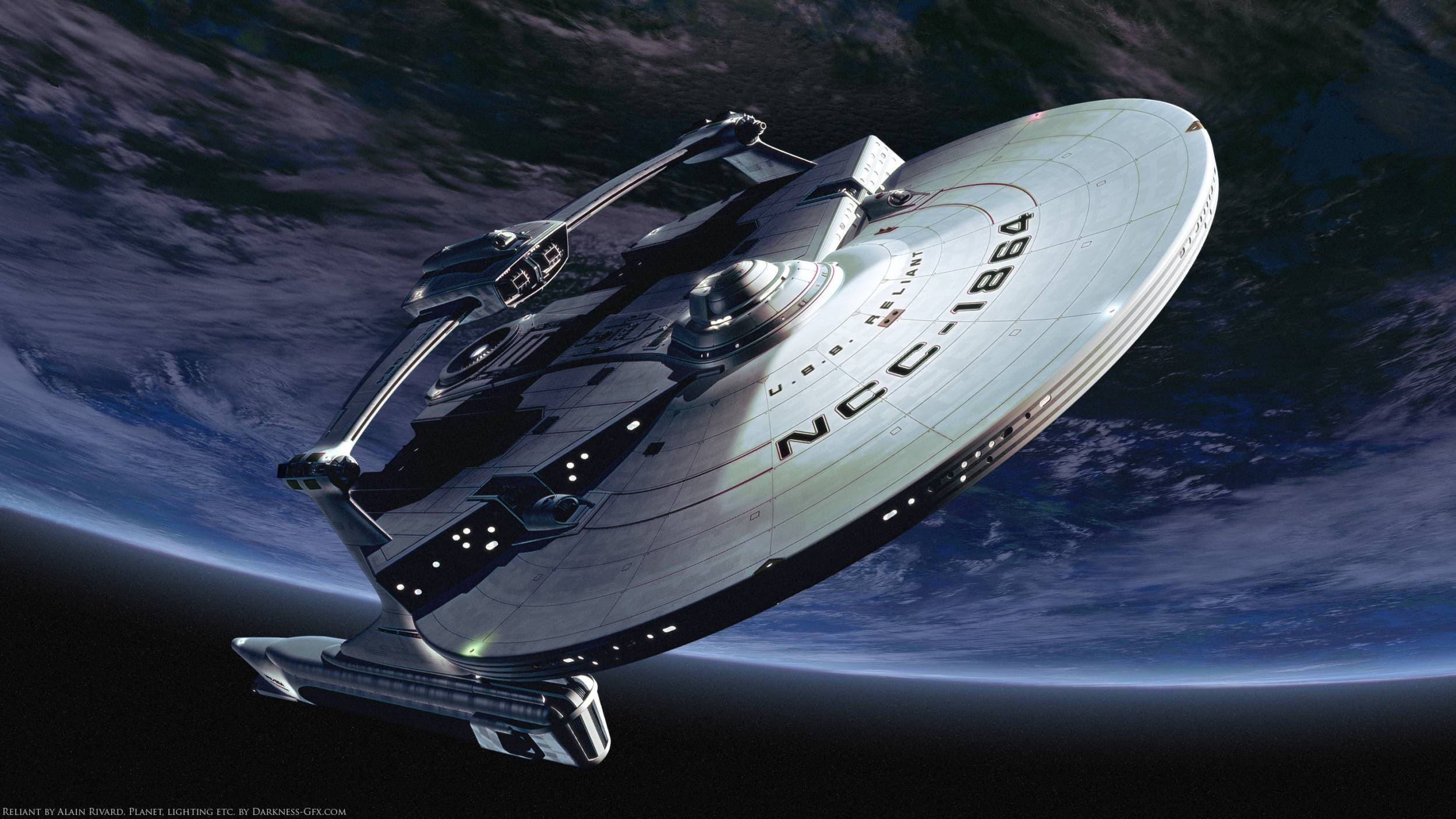 Spaceship 桌布 壁紙 — 一艘帶有NCC-1864標誌的時尚銀色星艦，在太空的黑色虛空中環繞著一顆藍白相間的行星運行。