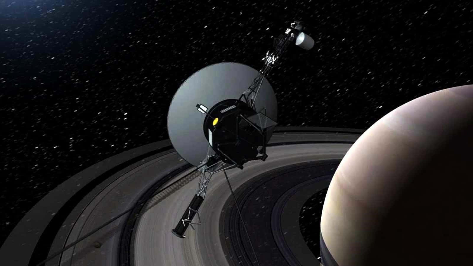 Voyager 桌布 壁紙 — 一艘帶有大型碟形天線的太空船在繁星點點的宇宙背景下環繞土星標誌性的光環運行。