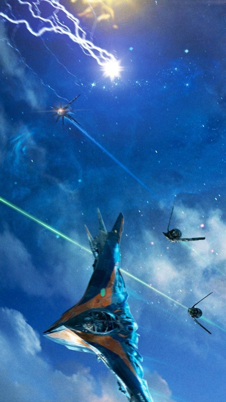 4K Guardians Of The Galaxy 桌布 壁紙 — 一艘帶有橙色和藍色點綴的未來太空船，在佈滿星星的天空下，伴隨著閃電和明亮的太陽，向較小的無人機發射綠色雷射。