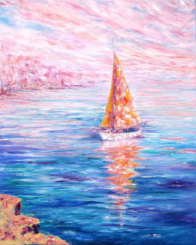 Beautiful Art 桌布 壁紙 — 一艘帶有橙色帆的帆船在粉紅色和紫色的天空下，在充滿活力的藍色海洋上滑行，在岩石海岸附近的水中倒映。