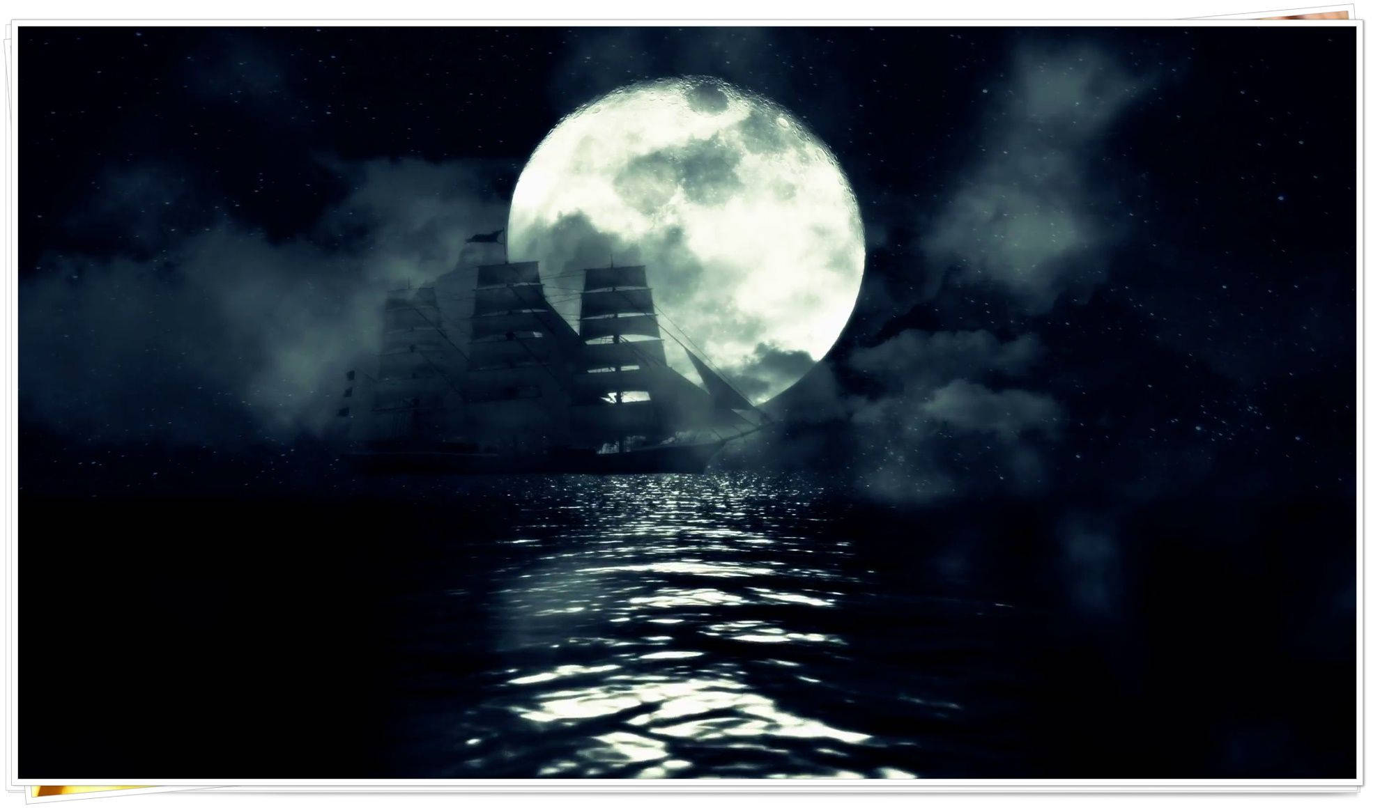 Beautiful Moon 桌布 壁紙 — 一艘幽靈帆船在巨大的發光月亮下航行，穿過夜間霧氣瀰漫的海洋。