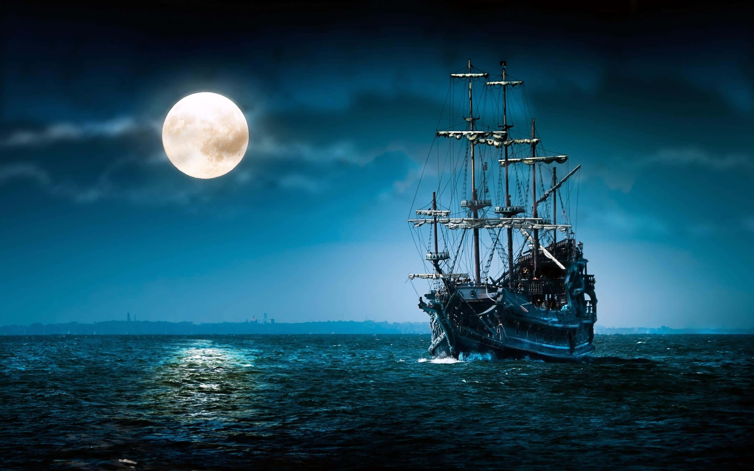 Moonlight 桌布 壁紙 — 一艘幽靈海盜船在滿月下航行於深藍色海洋，伴隨著霧濛濛的雲層。