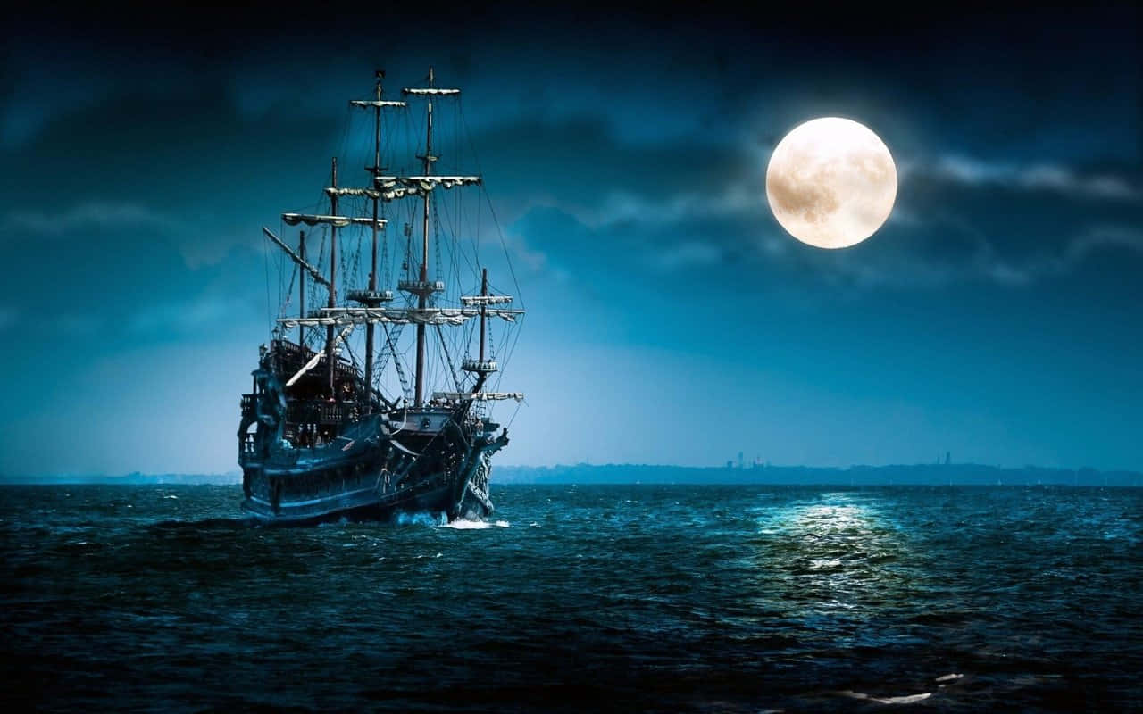 full moon 桌布 壁紙 — 一艘幽靈海盜船在滿月下航行於深藍色的海洋上，伴隨著霧氣繚繞的雲層。