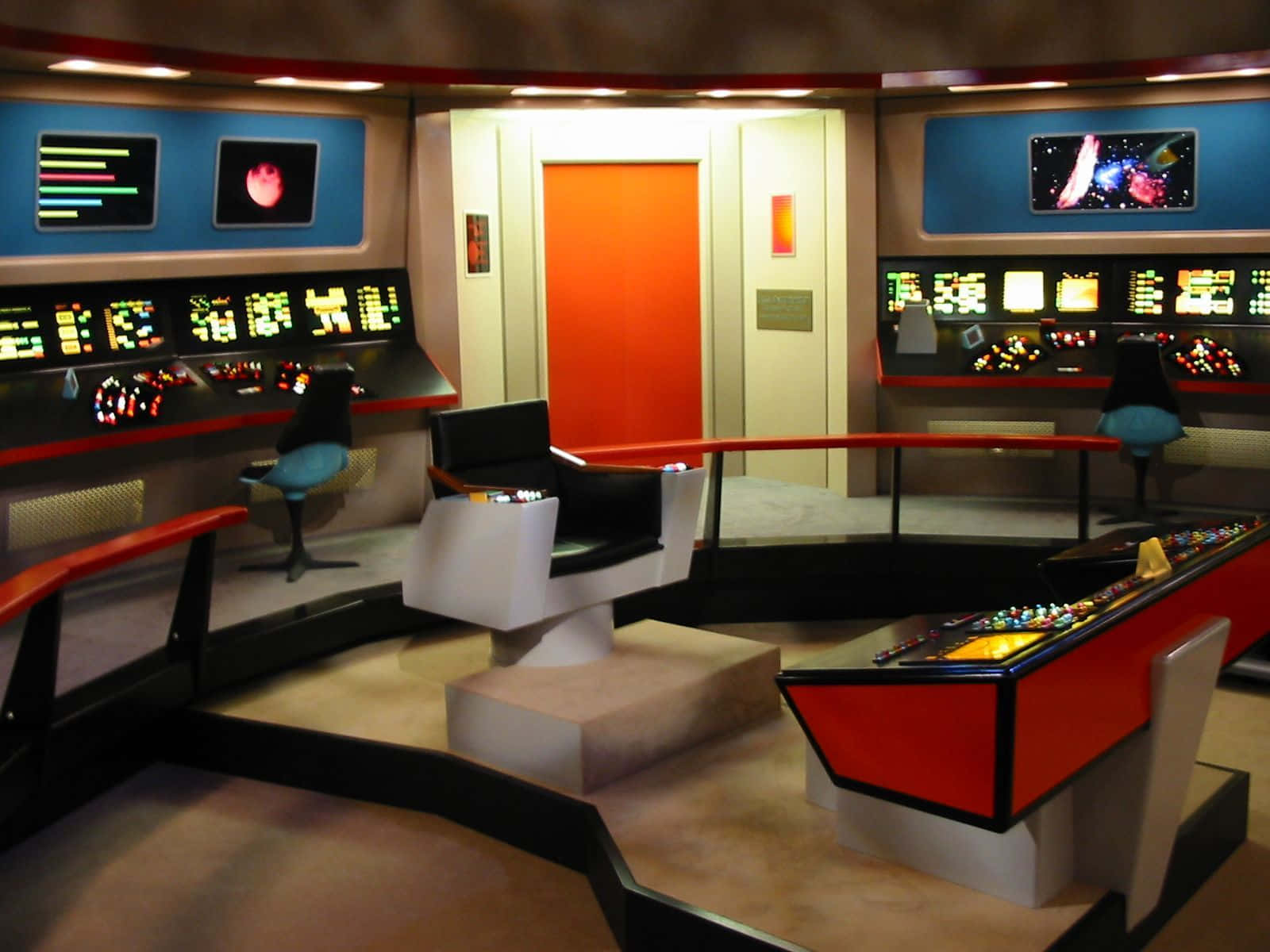 Star Trek Enterprise Bridge 桌布 壁紙 — 一艘復古未來風格的太空船艦橋，配有發光的控制面板和中央船長椅，在溫暖的環境燈光下。