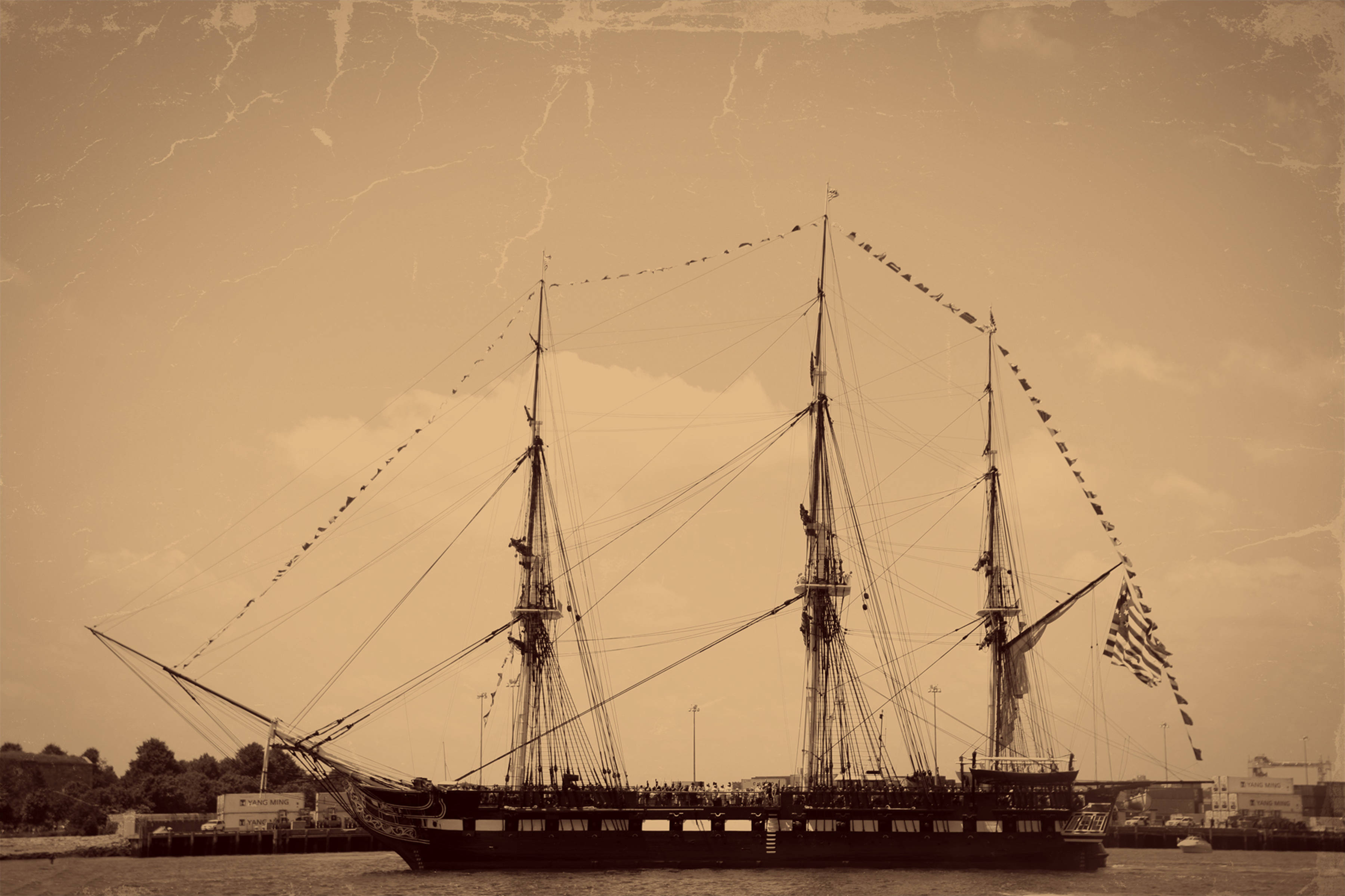 Warship 桌布 壁紙 — 一艘復古色調的大型帆船，有三根桅杆和索具，停泊在陰天天空下的港口。