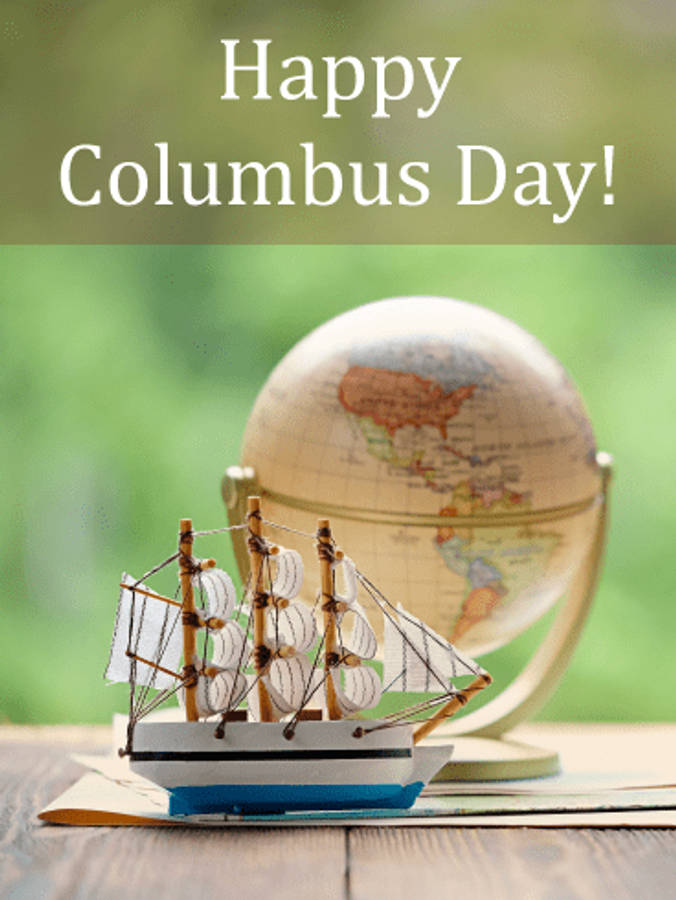 Columbus Day 桌布 壁紙 — 一艘微型帆船放在地圖上，旁邊有一個地球儀，並疊加「Happy Columbus Day!」文字。