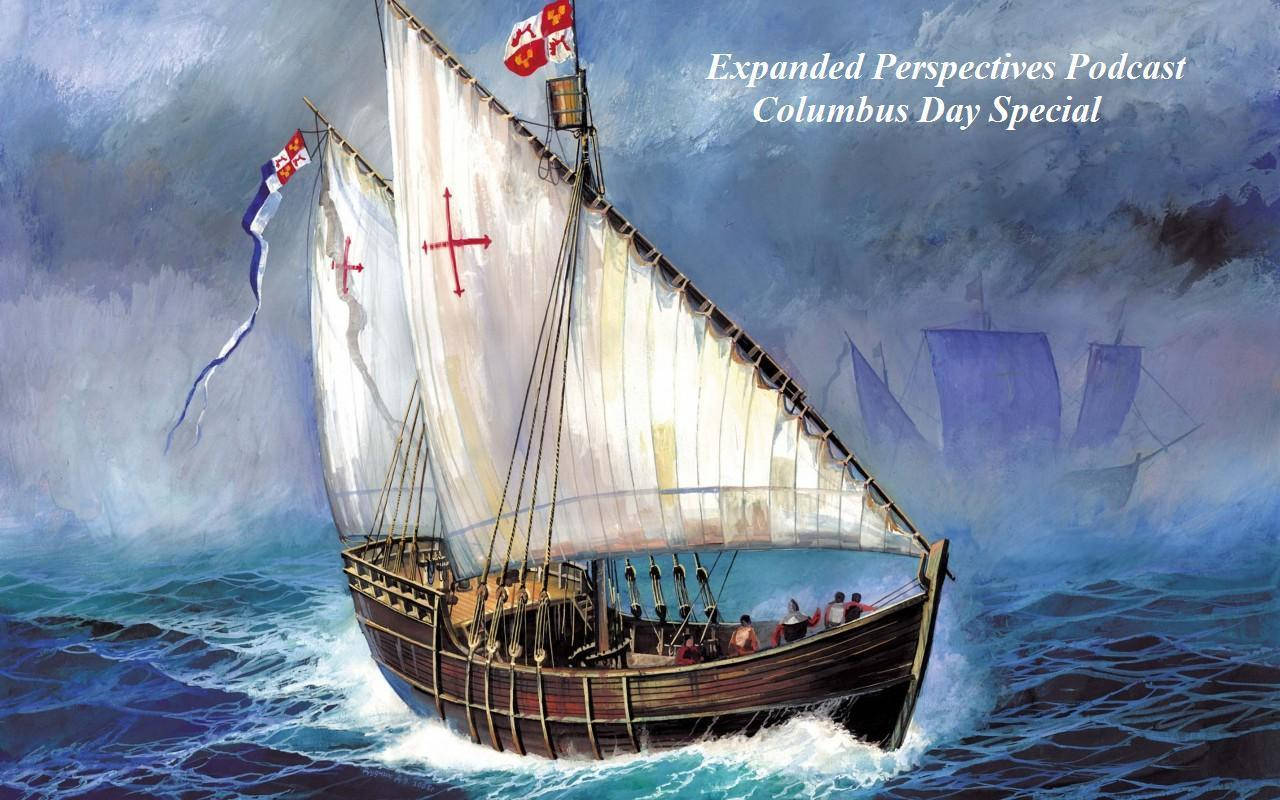 Columbus Day 桌布 壁紙 — 一艘掛有紅十字旗的歷史帆船，在戲劇性的多雲天空下穿越波濤洶湧的藍色海洋。