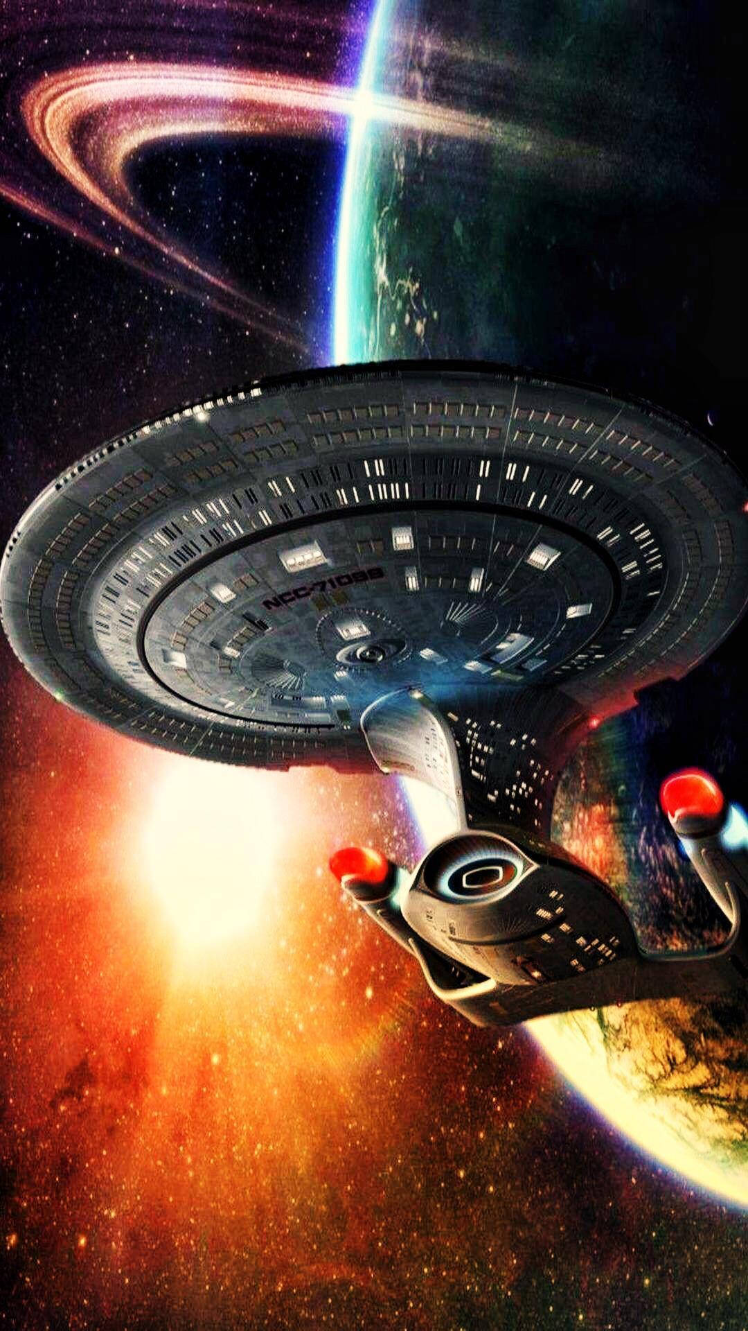 星際爭霸戰 iPhone 桌布 桌布 壁紙 — 一艘星艦在宇宙背景中滑過一顆擁有發光環和熾熱星雲的充滿活力的行星。