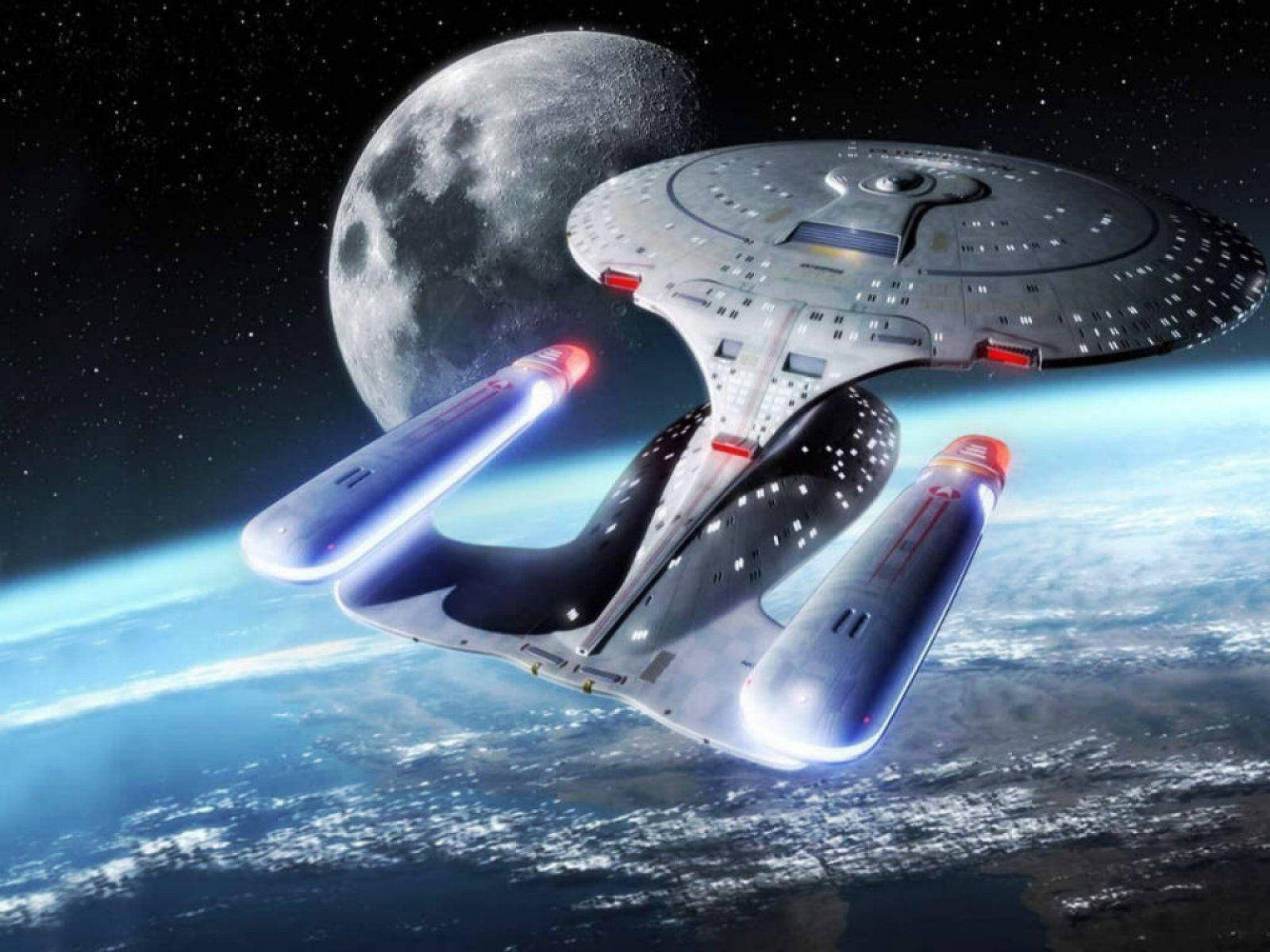 D 桌布 壁紙 — 一艘星艦在星空下滑過一顆衛星，上方是帶有漩渦雲層的藍色行星。