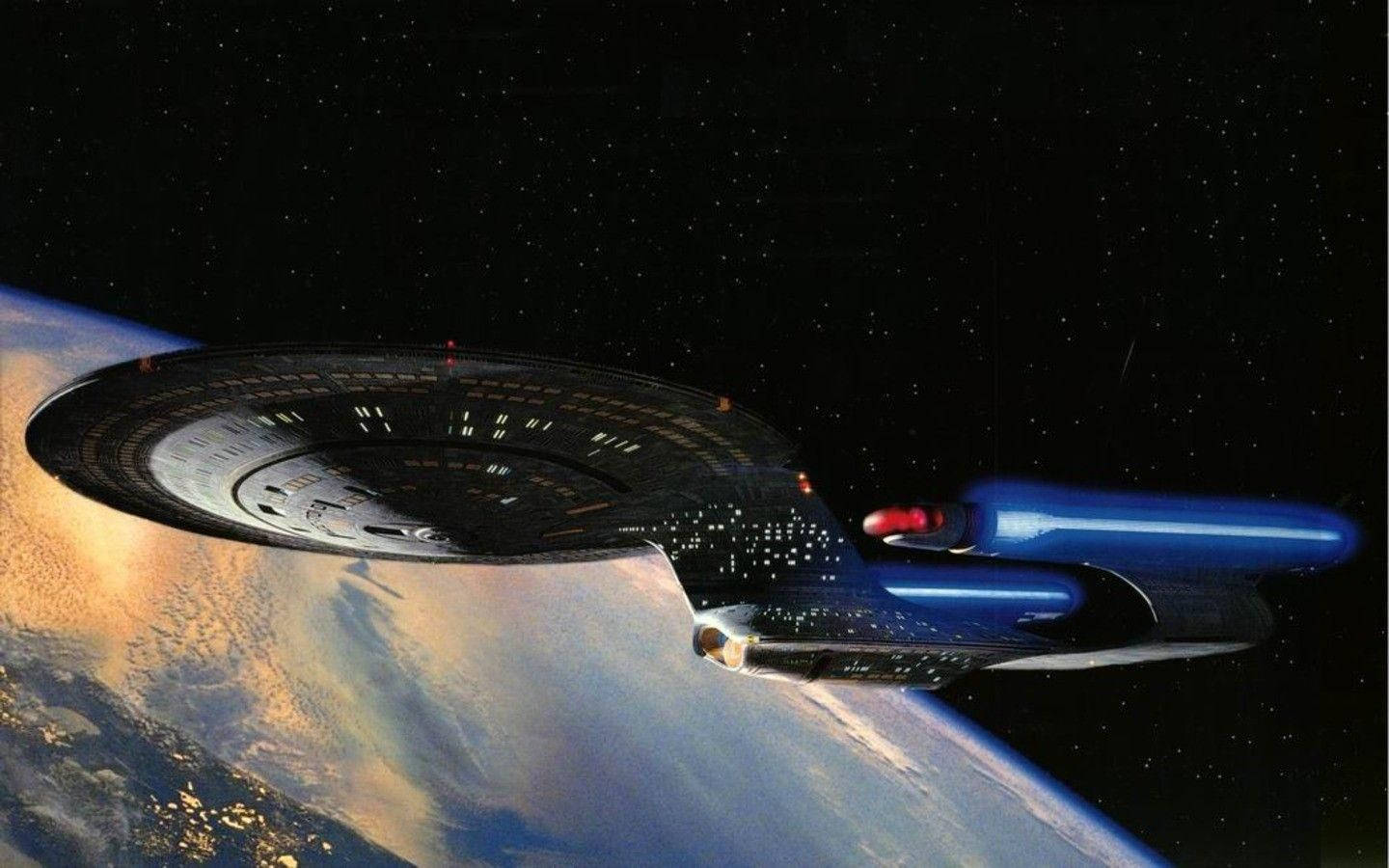Starship 桌布 壁紙 — 一艘星艦在繁星點點的黑色虛空中，掠過一顆充滿活力的藍色和橙色行星。