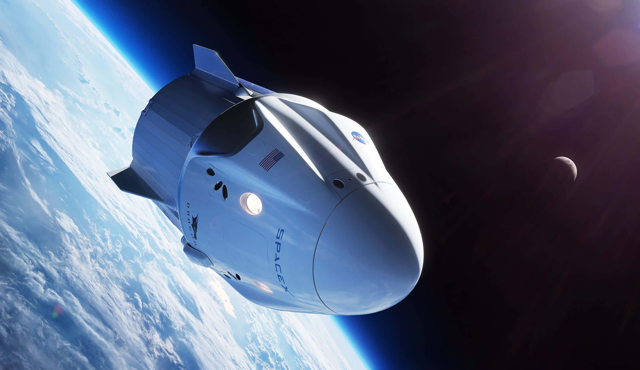 Spaceship 桌布 壁紙 — 一艘時尚的SpaceX太空船在地球彎曲的地平線上空滑翔，下方有雲層，黑暗的宇宙中有一輪遙遠的月亮。