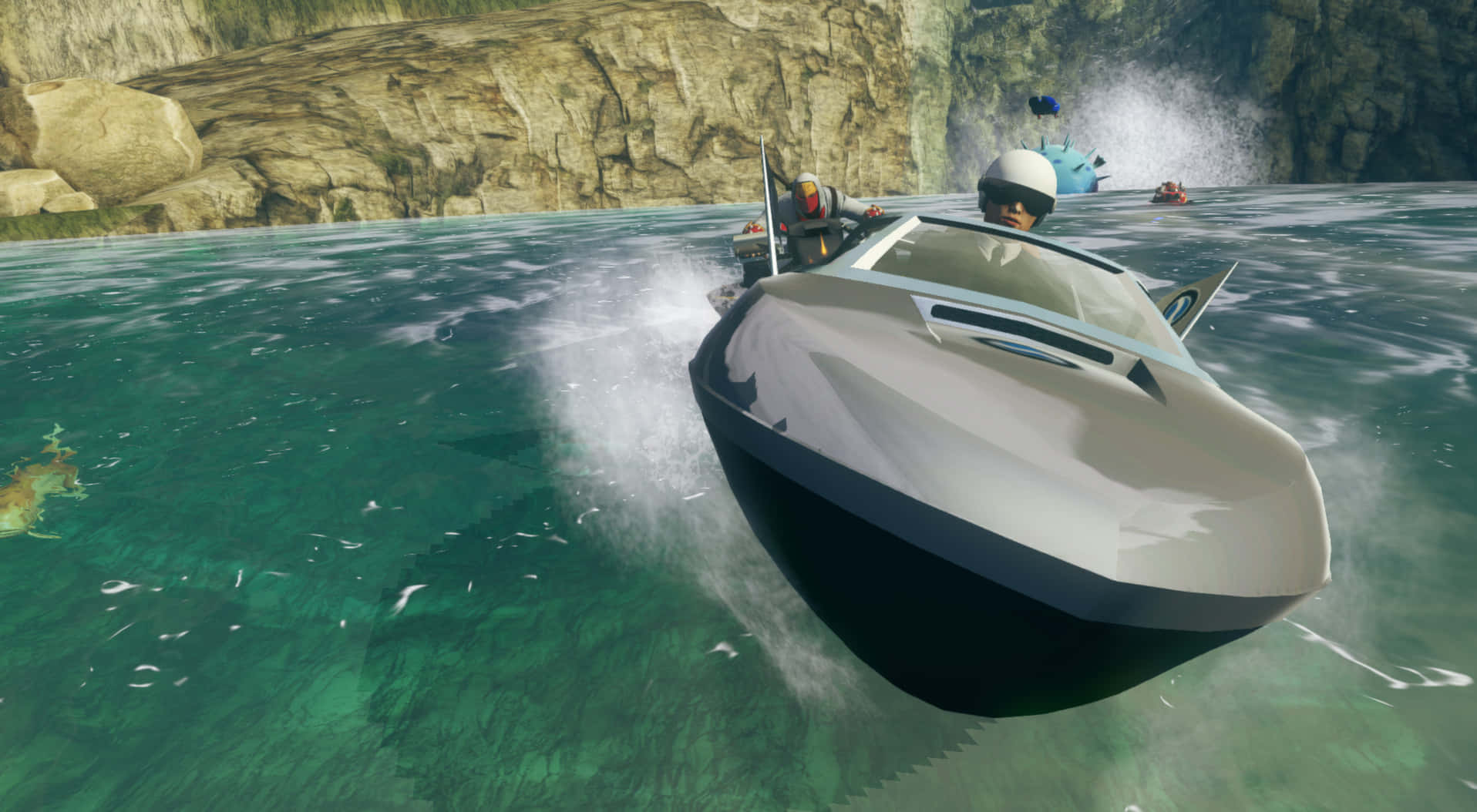 Sonic And All-stars Racing Transformed 桌布 壁紙 — 一艘時尚的快艇在碧綠色的水面上飛馳，留下白色的浪花，背景中岩石峭壁聳立。