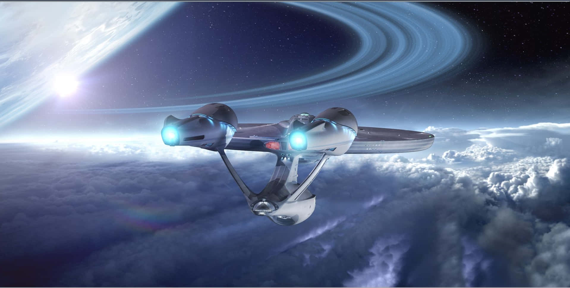 Star Trek Enterprise Bridge 桌布 壁紙 — 一艘時尚的星艦，配備發光的藍色引擎，在一個擁有發光環系統的行星附近，飛越旋轉的雲層。