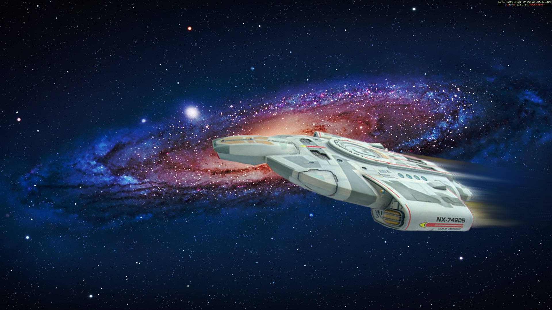 Starship 桌布 壁紙 — 一艘時尚的星際飛船在充滿旋轉藍色、紅色和星星的充滿活力的宇宙星雲中滑行。
