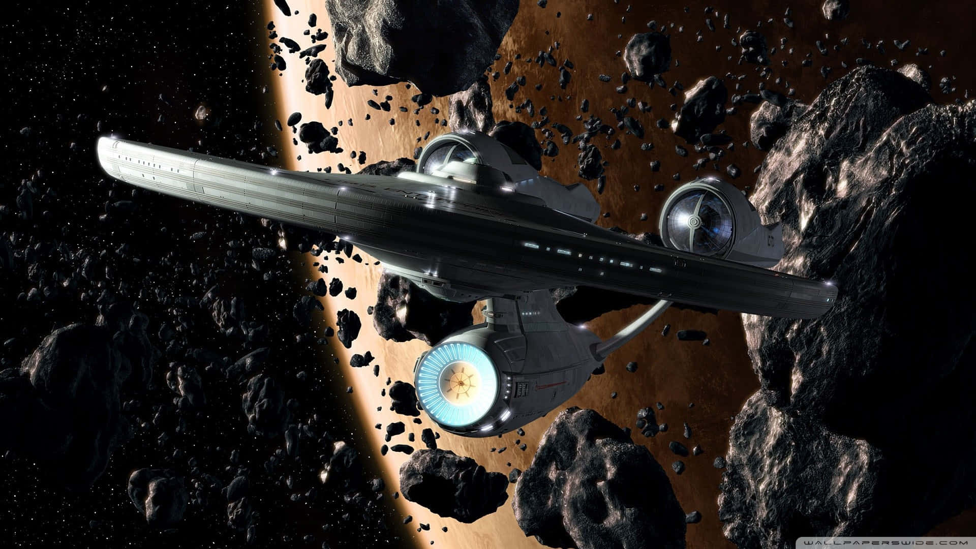 Star Trek Enterprise 桌布 壁紙 — 一艘時尚的星際飛船在密集的小行星帶中航行，背景是一顆發光的行星。