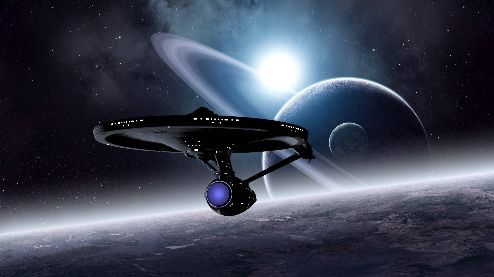 宇宙 桌布 壁紙 — 一艘時尚的星際飛船在星光燦爛的宇宙場景中，掠過一顆帶有光環的行星，背後是明亮的太陽。