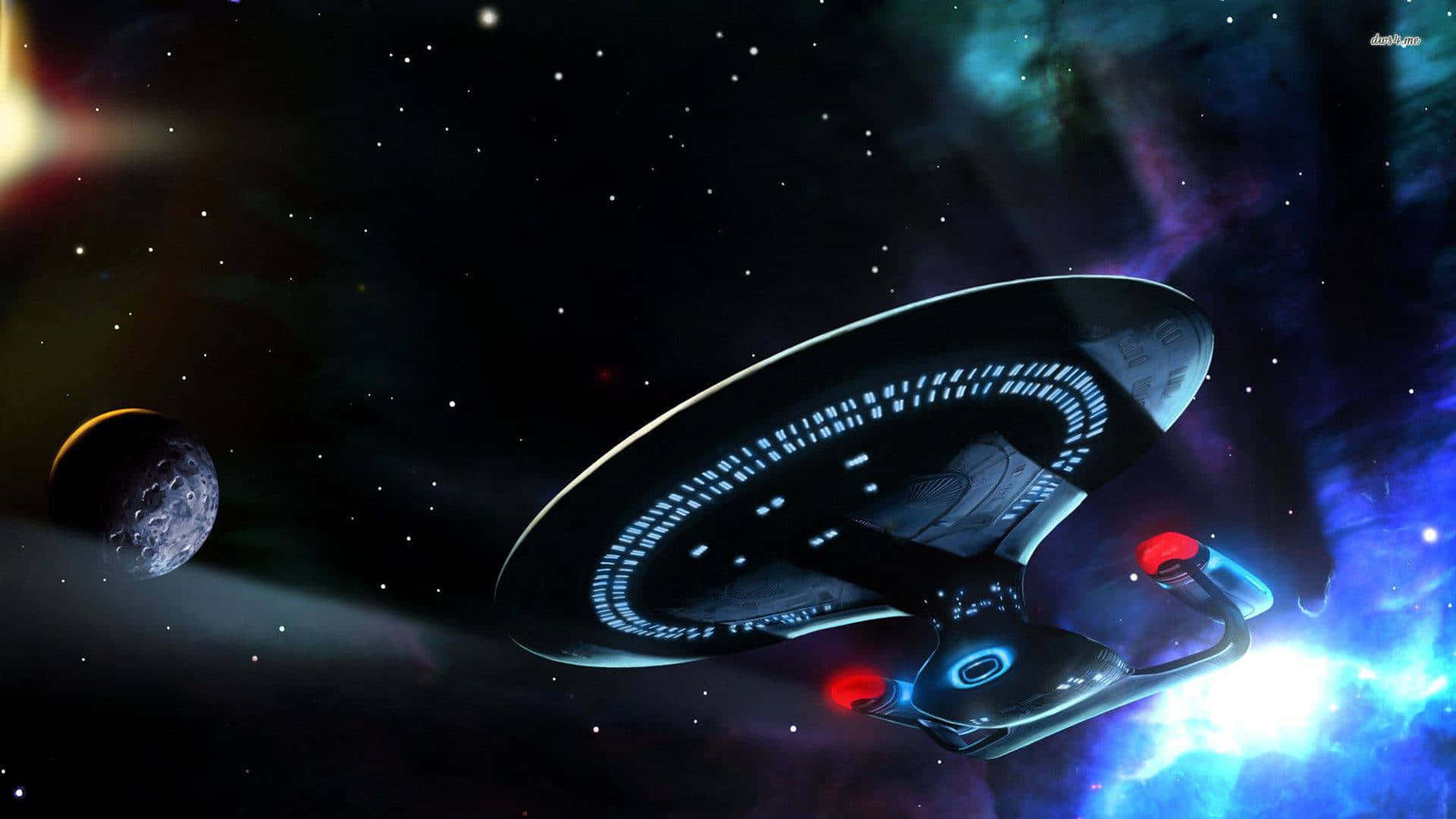 Star Trek Enterprise 桌布 壁紙 — 一艘時尚的星際飛船滑過充滿活力的星雲，其中有發光的藍色和紫色雲彩以及遙遠的星星。