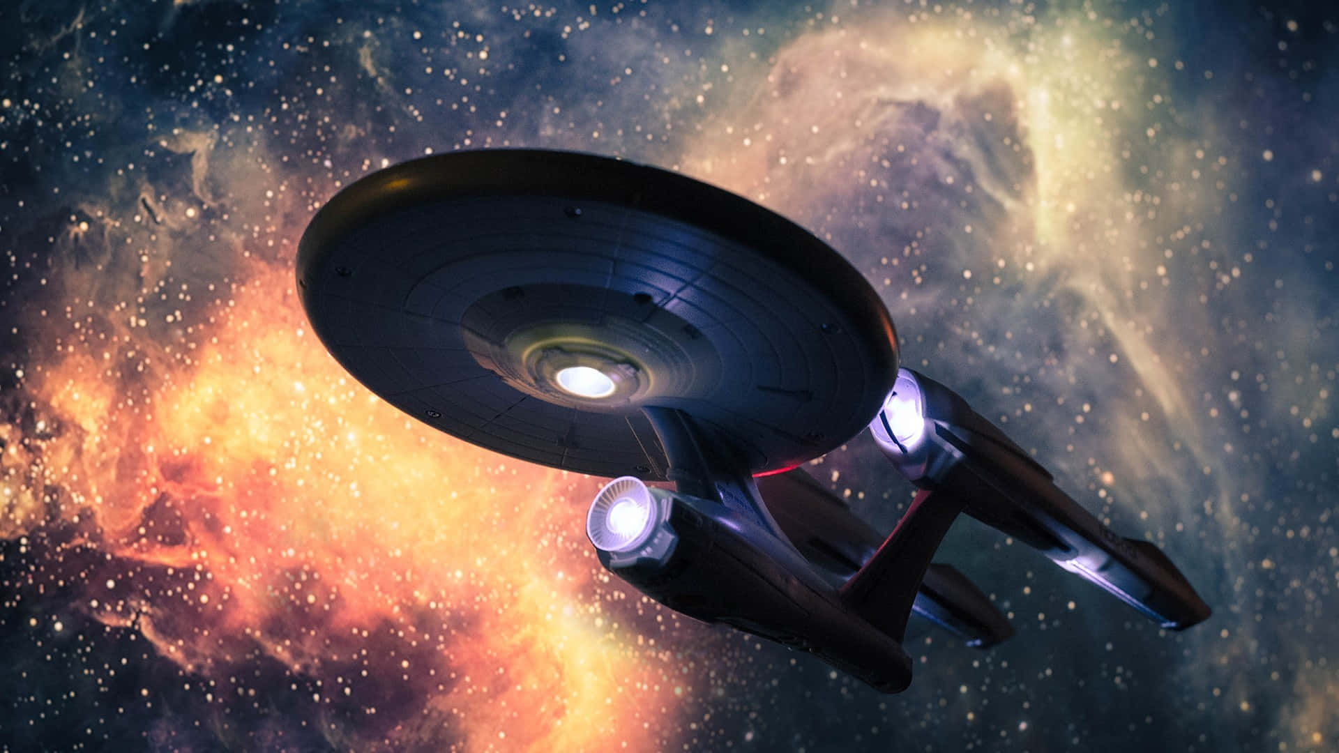 Star Trek Enterprise 桌布 壁紙 — 一艘時尚的星際飛船滑過充滿發光橙色和藍色宇宙雲及遙遠恆星的生動星雲。