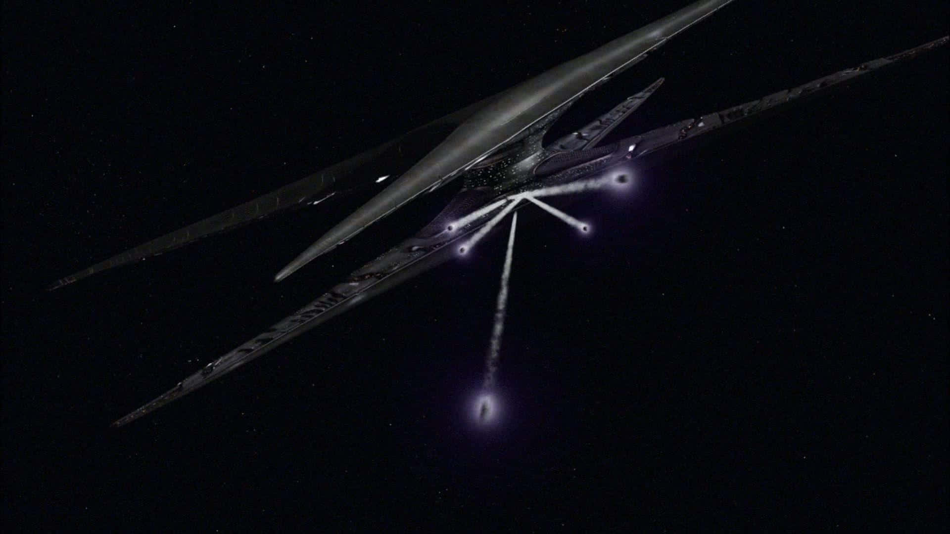 battlestar galactica 桌布 壁紙 — 一艘時尚的未來太空船，配備發光的紫色引擎，劃過深邃太空的星空虛空。