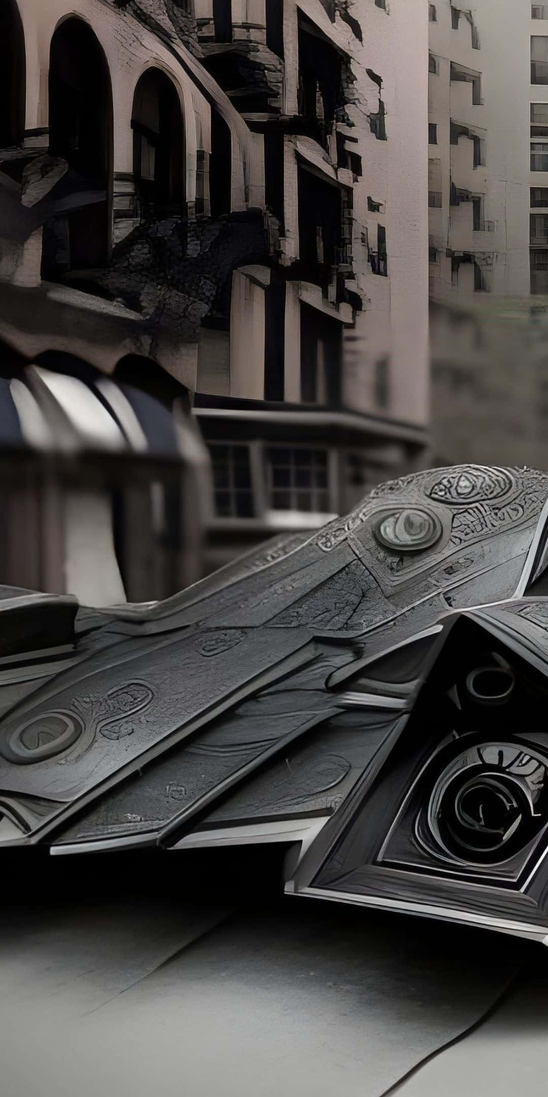 Pixel 3 Batmobile 桌布 壁紙 — 一艘時尚的未來太空船停泊在一個破舊的城市小巷中，背景是搖搖欲墜的建築物。