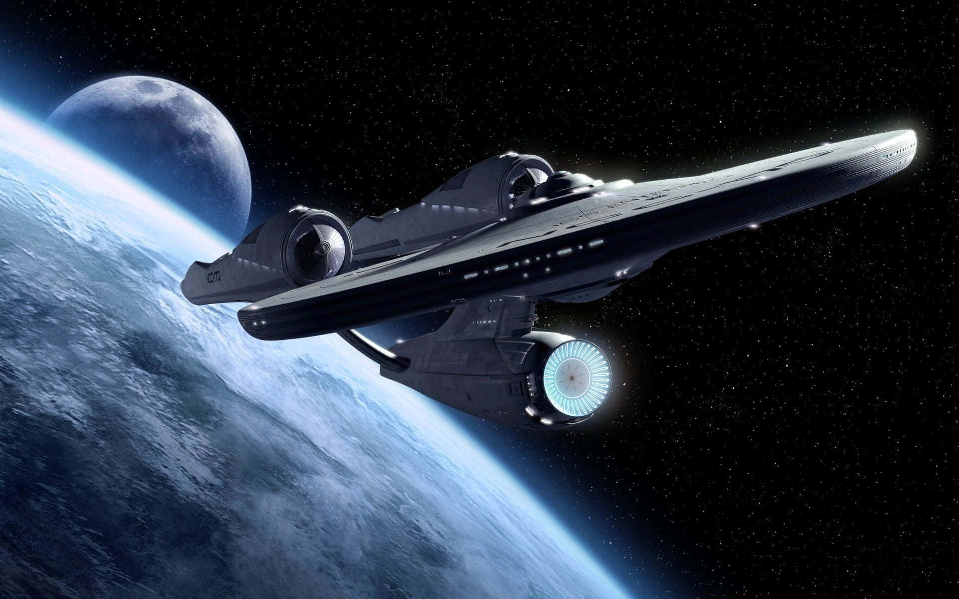 Star Trek Enterprise Bridge 桌布 壁紙 — 一艘時尚的未來太空船在繁星點點的虛空中滑過一顆帶有月亮的藍色行星。