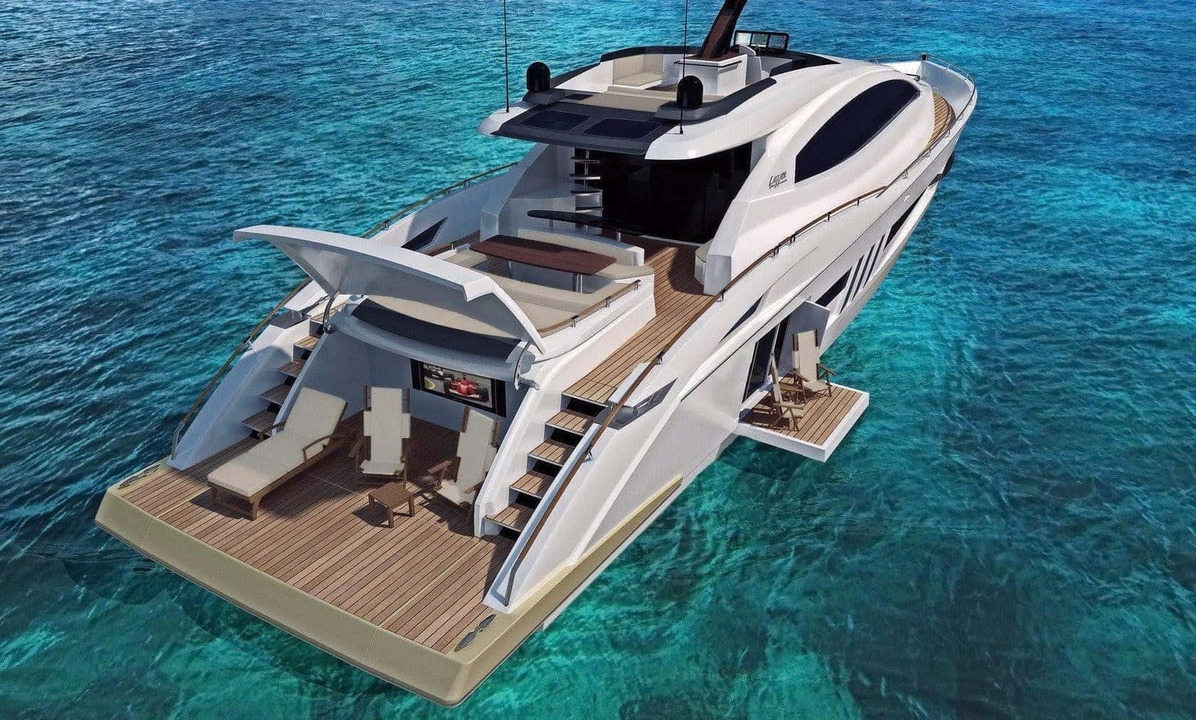 Yacht 桌布 壁紙 — 一艘時尚的白色豪華遊艇配備木質甲板，在明亮的日光下漂浮在清澈的碧綠海水上。