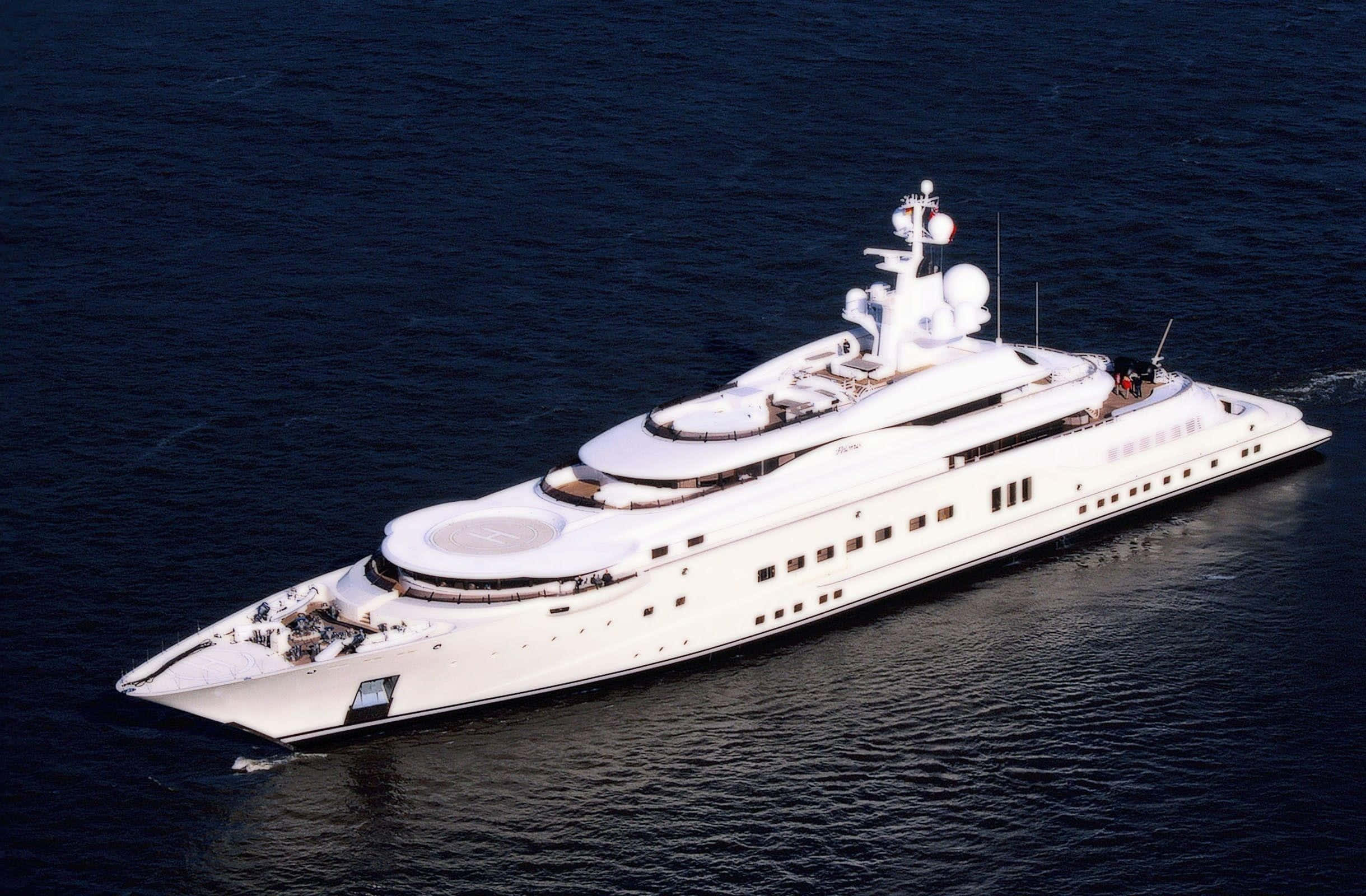 Yacht 桌布 壁紙 — 一艘時尚的白色超級遊艇在明亮的日光下滑過深藍色的海水。