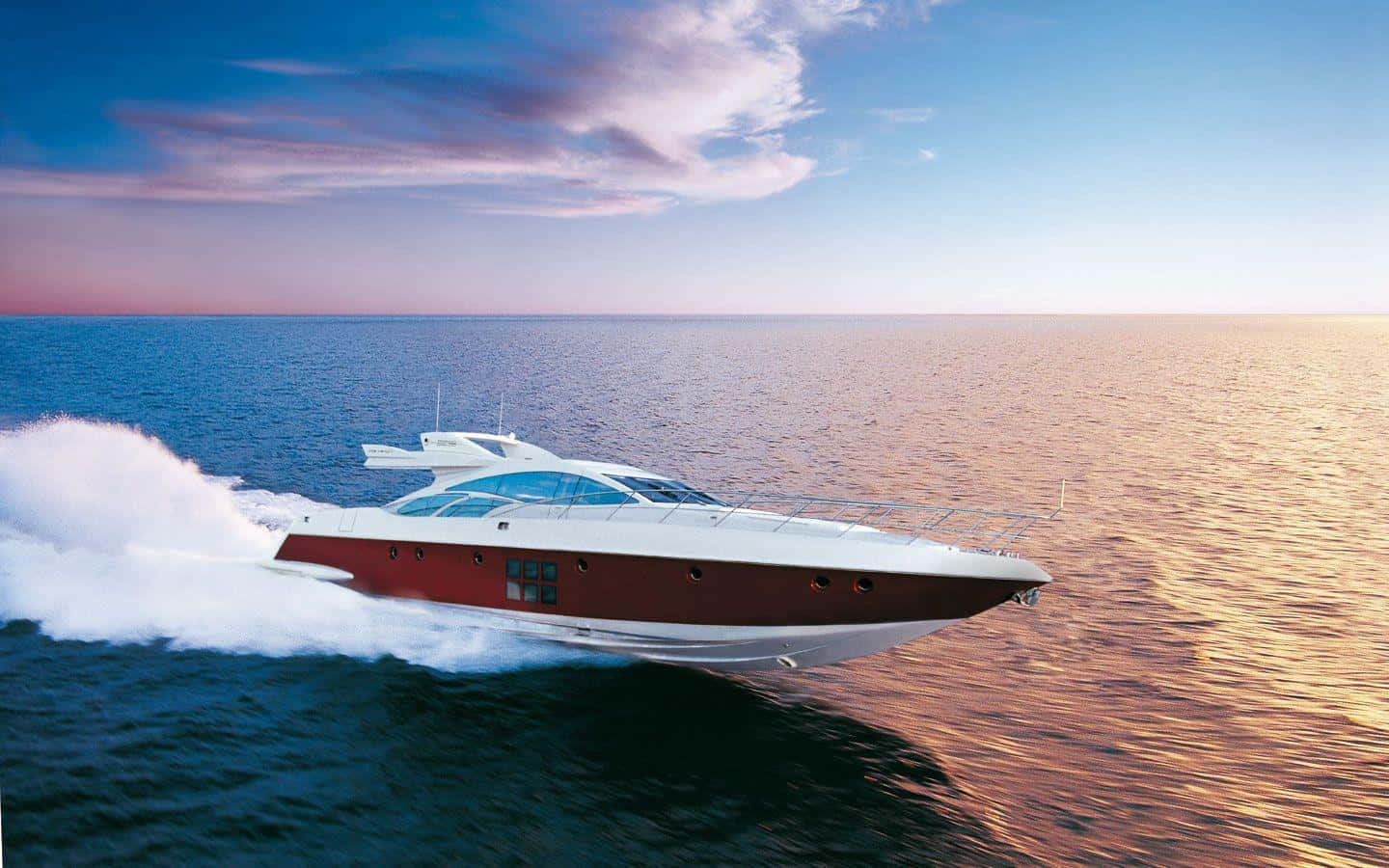 Yacht 桌布 壁紙 — 一艘時尚的紅白快艇在日落時分劃過平靜的海面，留下金色倒影和白色浪花。