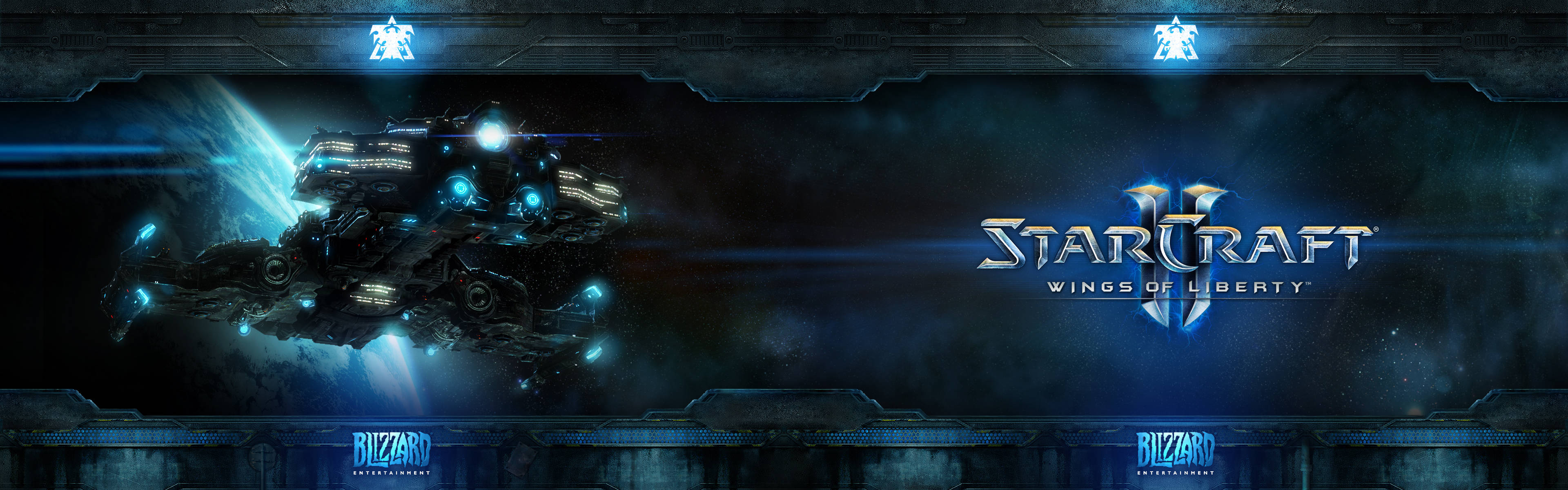 Starcraft 2 桌布 壁紙 — 一艘未來戰艦在黑暗太空背景下發出藍色能量光芒，並帶有 StarCraft II Wings of Liberty 標誌。