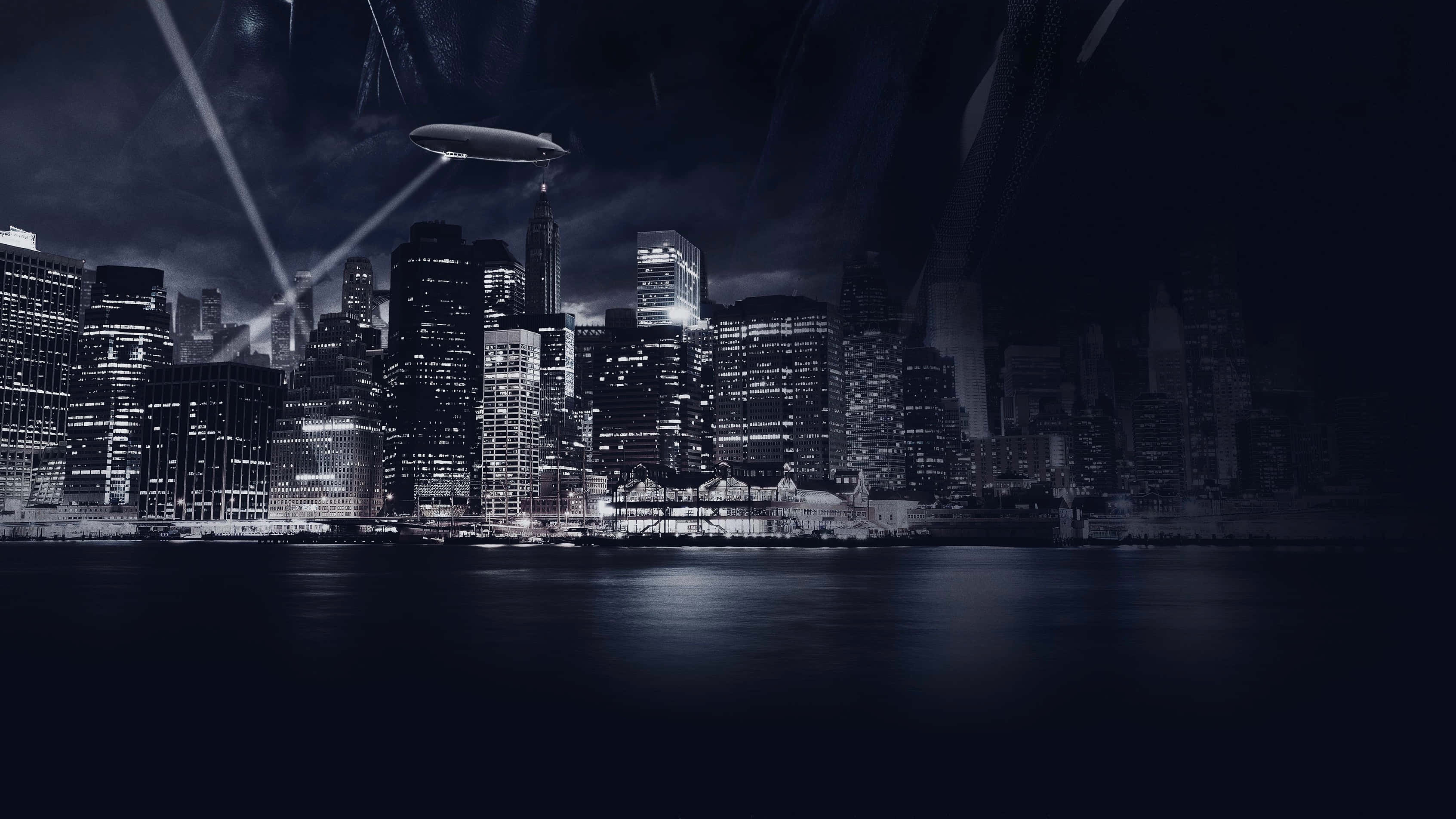 Gotham City 桌布 壁紙 — 一艘未來風格的飛船在夜間滑過霓虹燈照亮的天際線，下方水面閃爍著倒影。