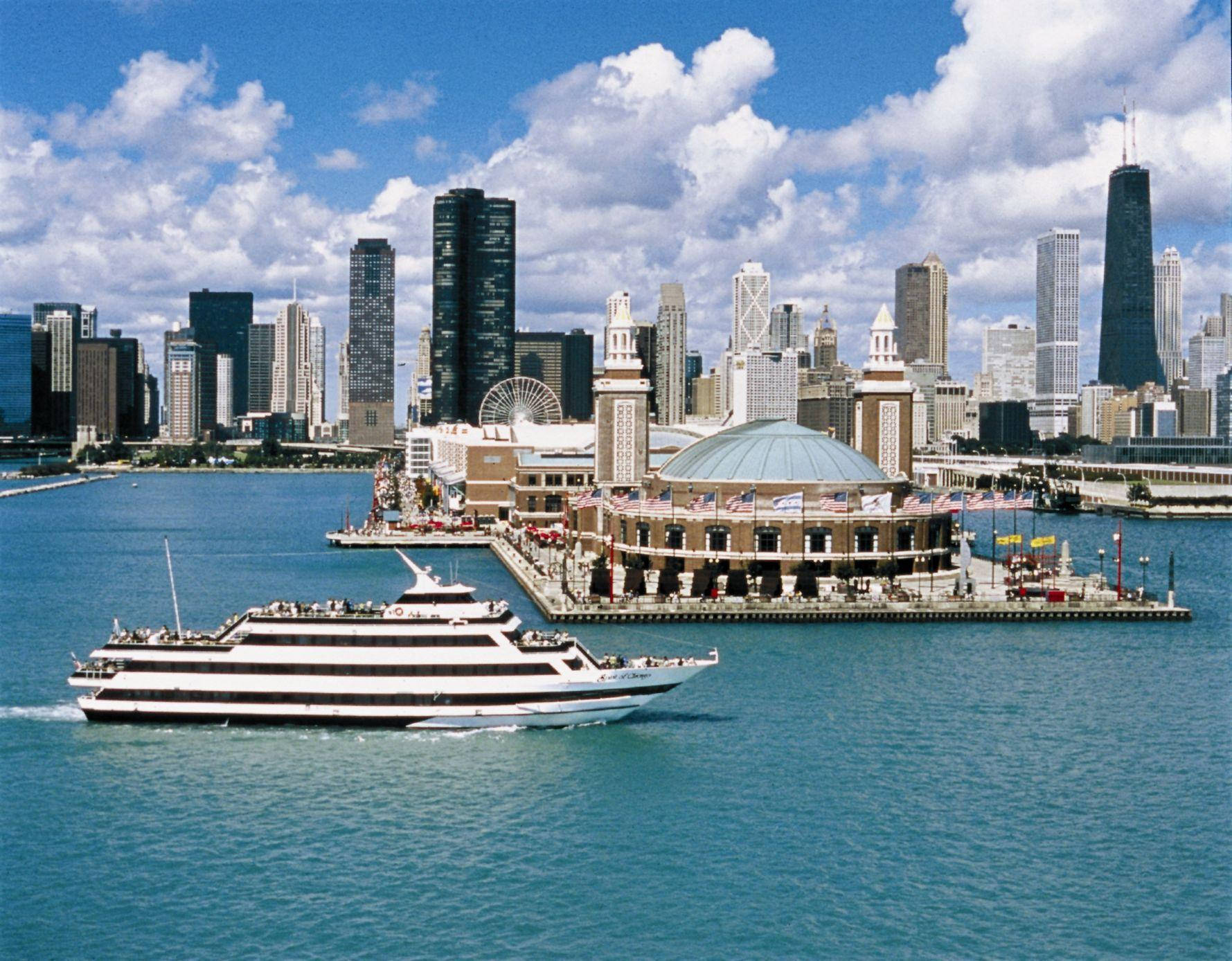 Chicago Skyline 桌布 壁紙 — 一艘條紋遊輪駛過一個帶有圓頂建築的碼頭，天空湛藍，白雲朵朵。