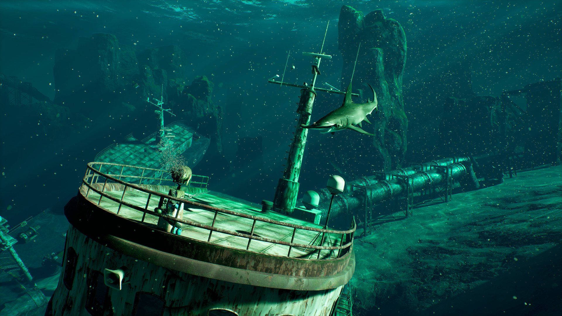 Aquatic 桌布 壁紙 — 一艘沉船躺在海底，一條鯊魚在渾濁的綠色海水中滑過其生鏽的桅杆。