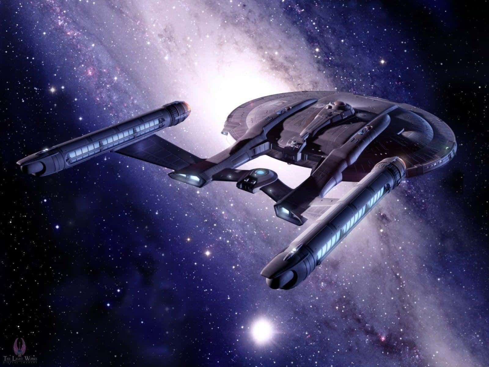 Star Trek Enterprise 桌布 壁紙 — 一艘流線型太空船在充滿發光星體和宇宙塵埃的鮮豔星雲中滑行。