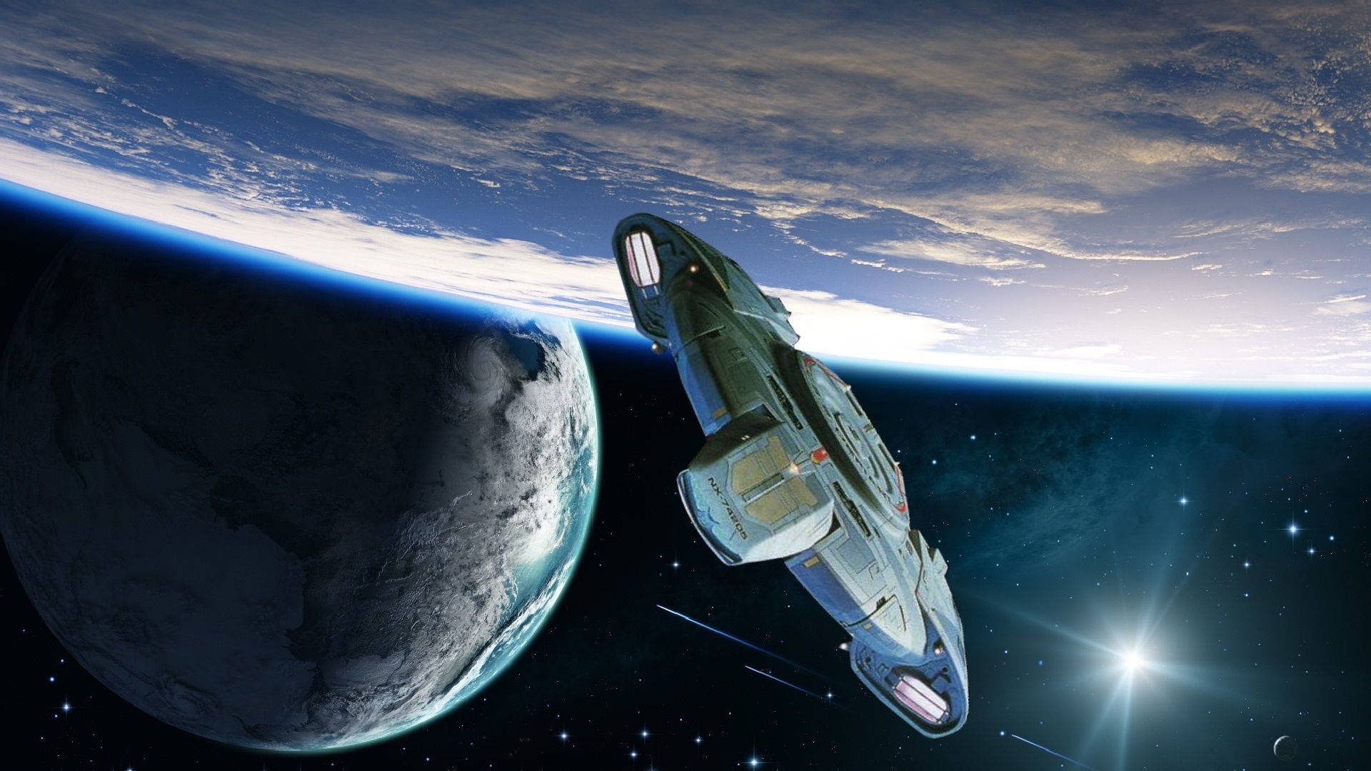 星際爭霸戰 桌布 壁紙 — 一艘流線型太空船掠過一個擁有旋轉雲層和發光地平線的行星，背景是星場。