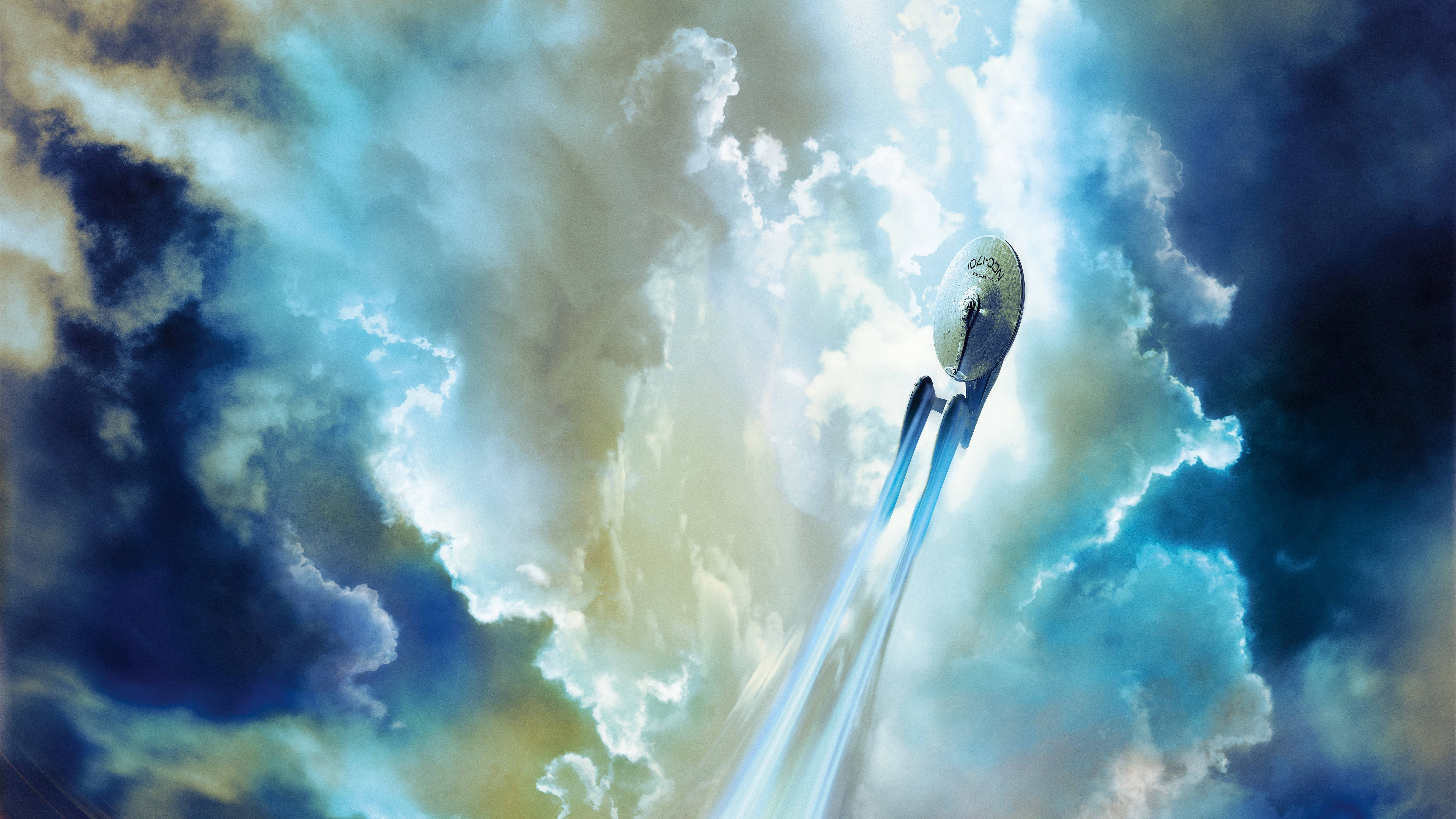 Starship 桌布 壁紙 — 一艘流線型星艦在旋轉的天空中，以明亮的藍色能量軌跡劃破戲劇性的雲層。