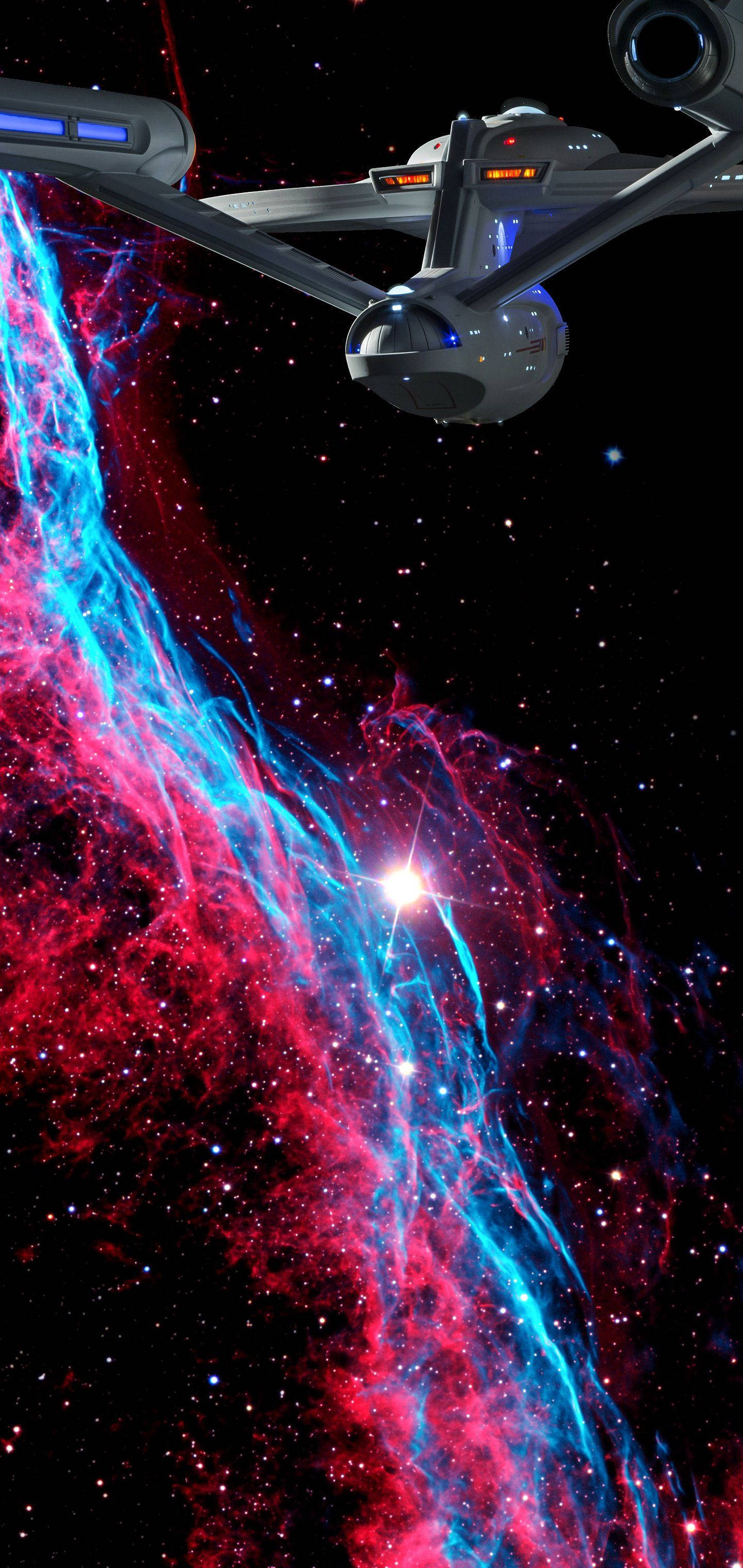 Galaxy S10 桌布 壁紙 — 一艘流線型星艦在星空中滑過一個充滿活力的宇宙星雲，發出電光藍和火紅的光芒。