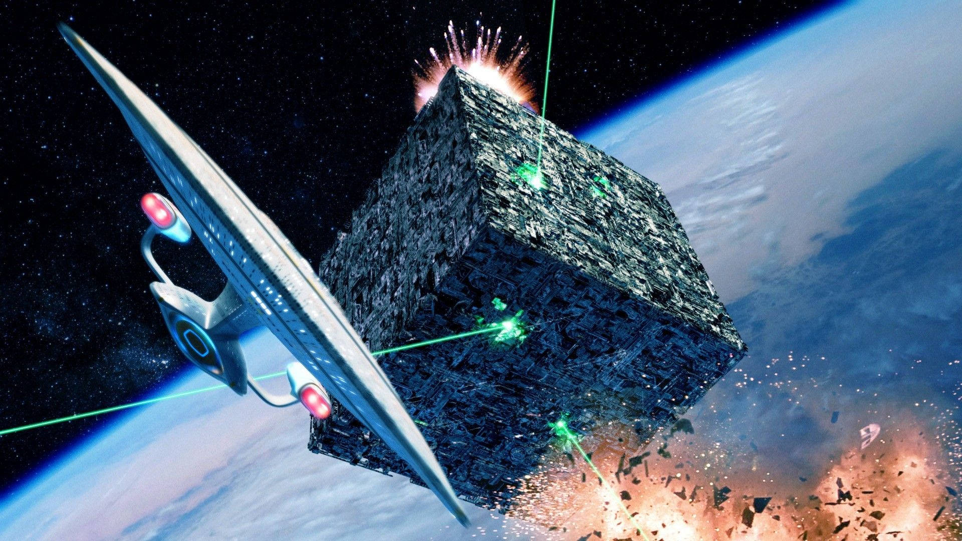 星際爭霸戰 桌布 壁紙 — 一艘流線型星艦在深空中向藍色行星上方一個巨大崩裂的立方體發射綠色雷射。