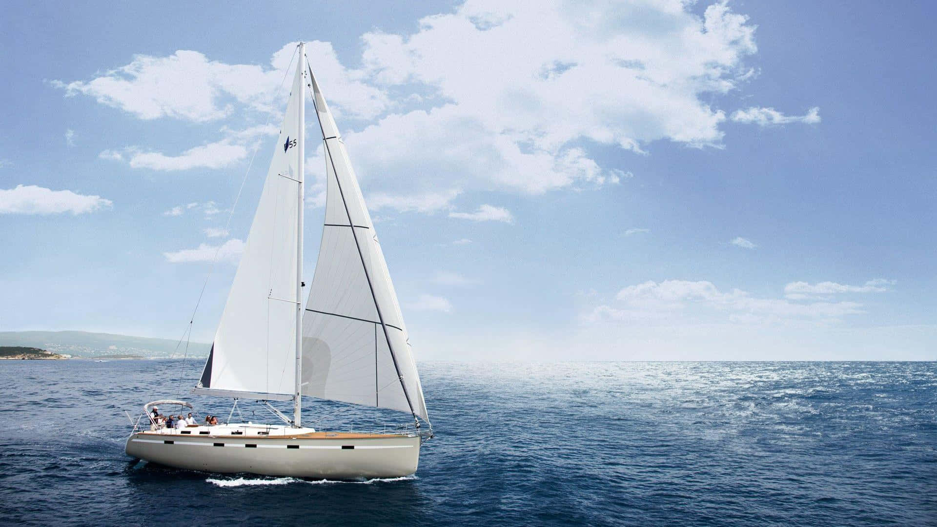 Sailboat 桌布 壁紙 — 一艘流線型的白色帆船在明亮的天空下，點綴著散落的雲朵，滑過深藍色的海水。