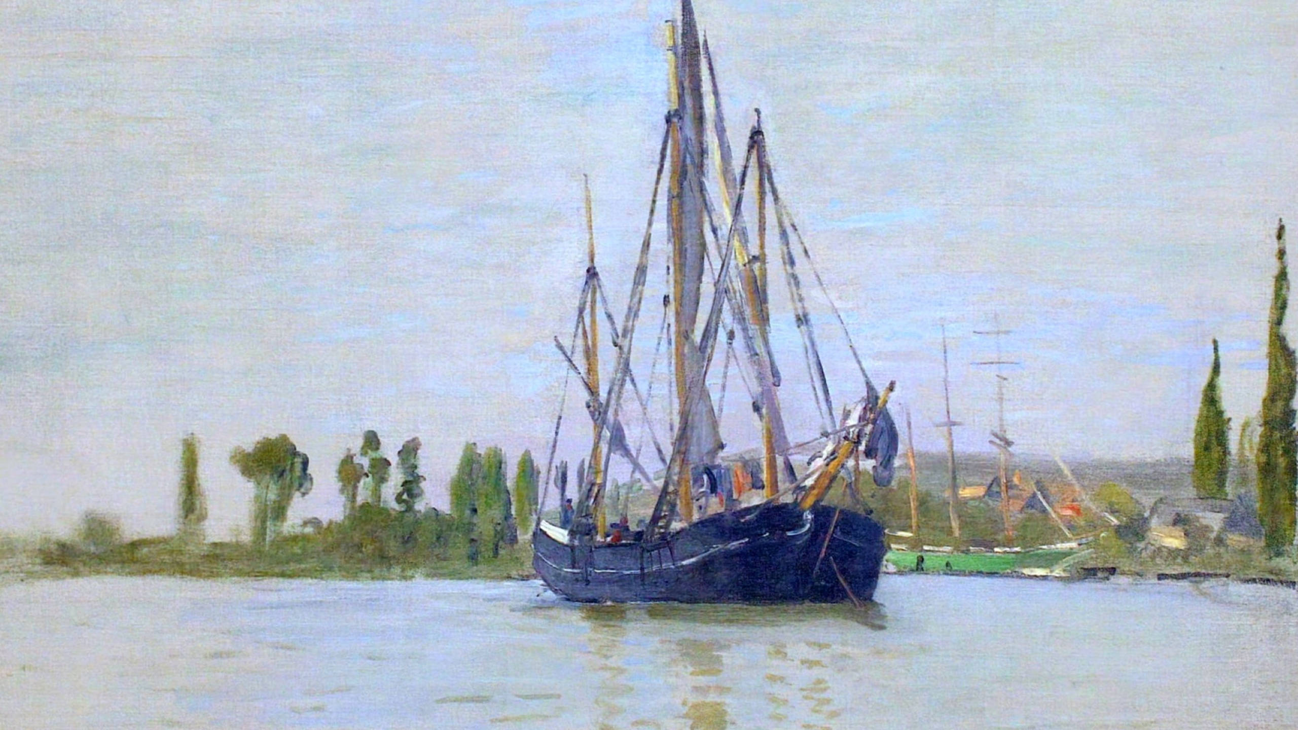 Monet 桌布 壁紙 — 一艘深色帆船在平靜的水面上，靠近樹木成蔭的岸邊，在柔和天空下停泊。