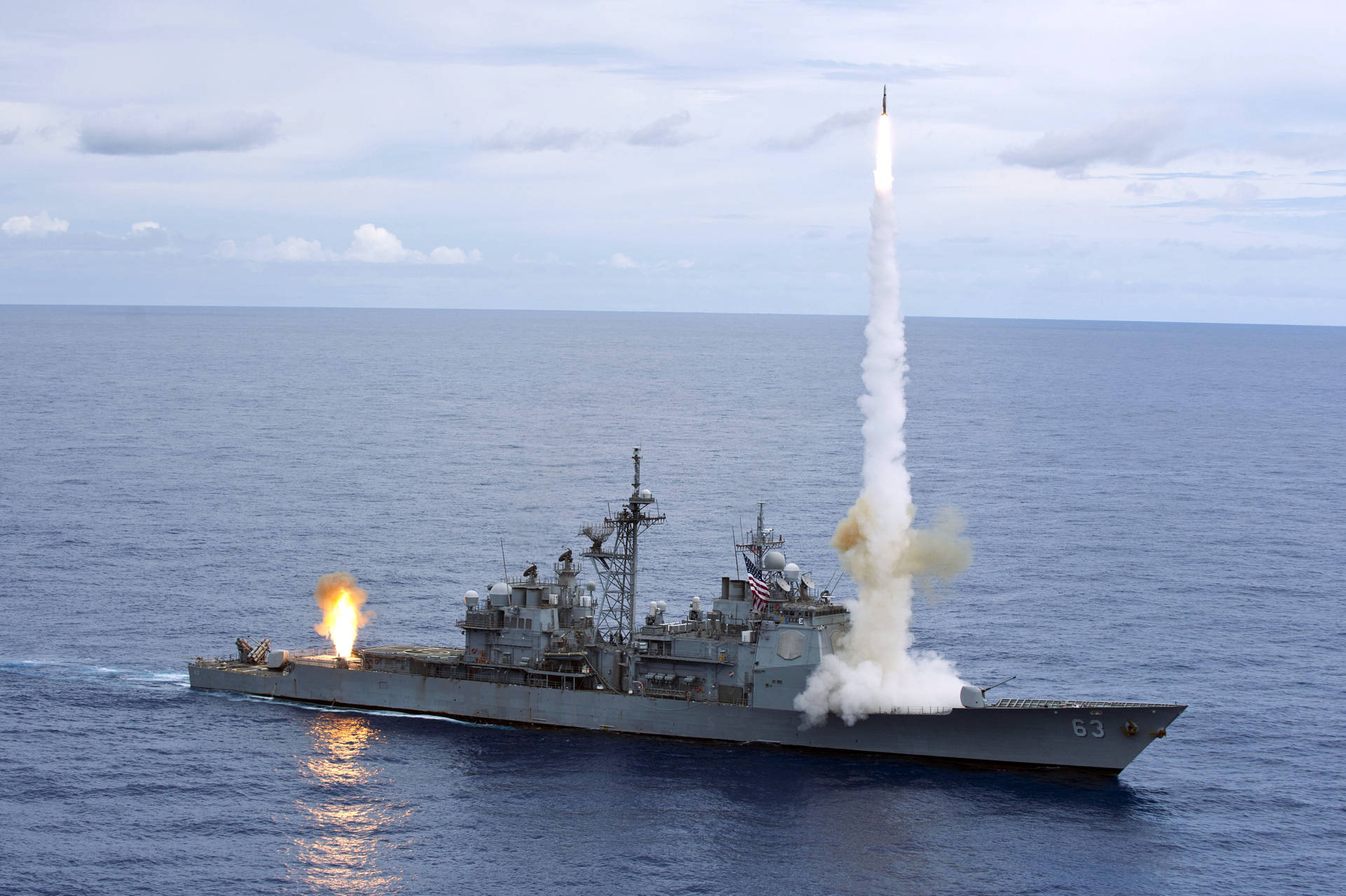 軍艦在海上發射導彈，帶有煙霧痕跡