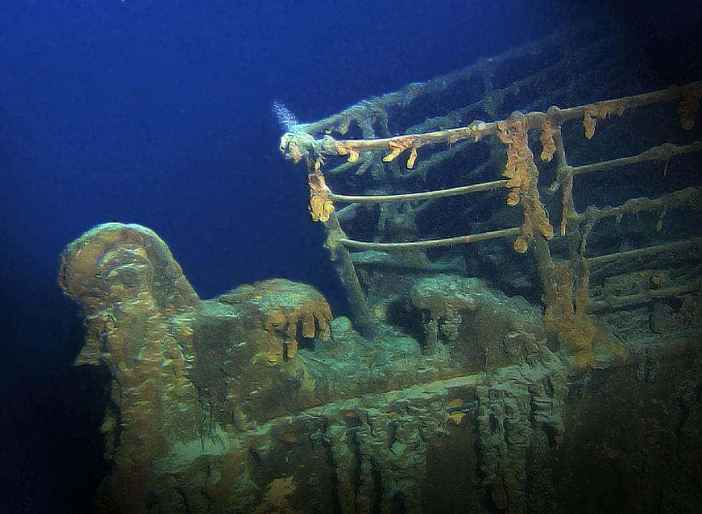 在深藍色海水下被海洋生物覆蓋的生鏽沉船。 — 船 GIF 壁紙