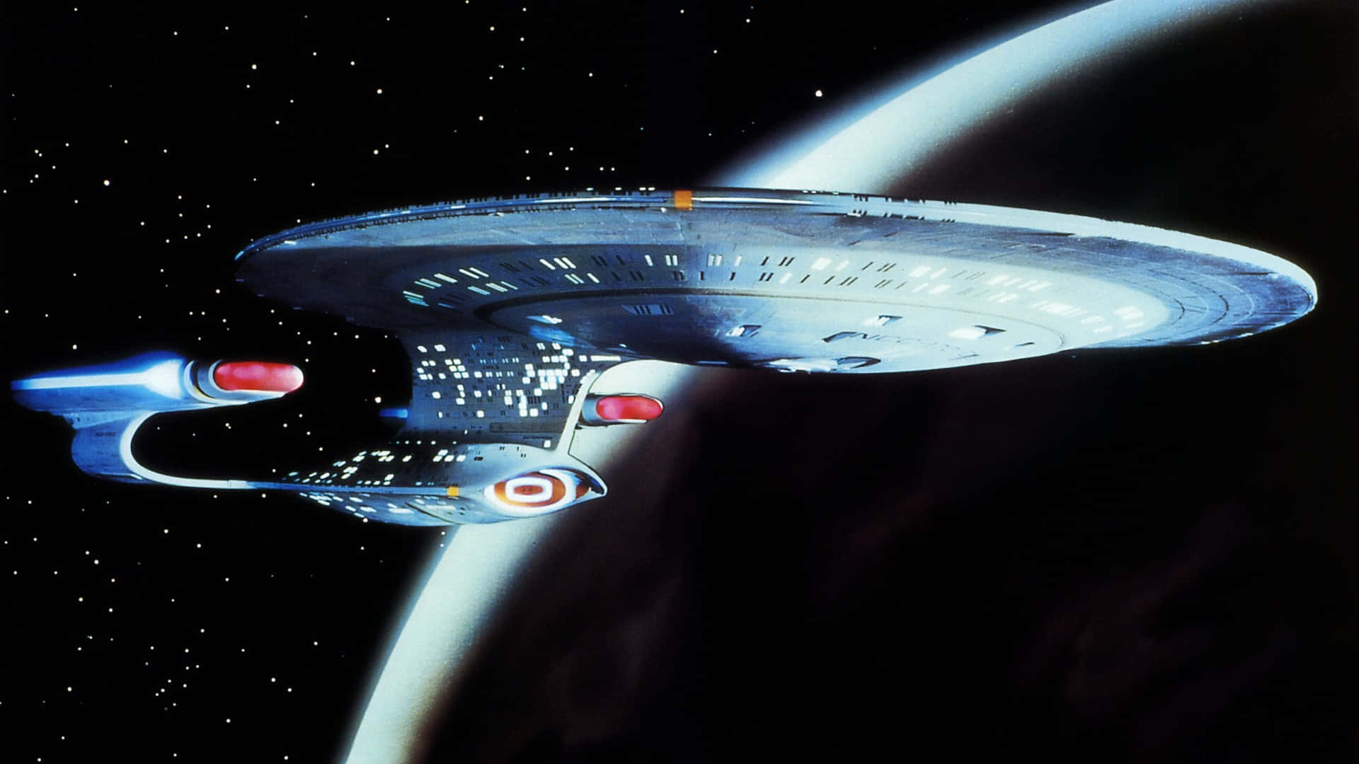 Star Trek Enterprise 桌布 壁紙 — 一艘經典星艦在星場背景下滑過一顆巨大行星，引擎發光，船體細節豐富。