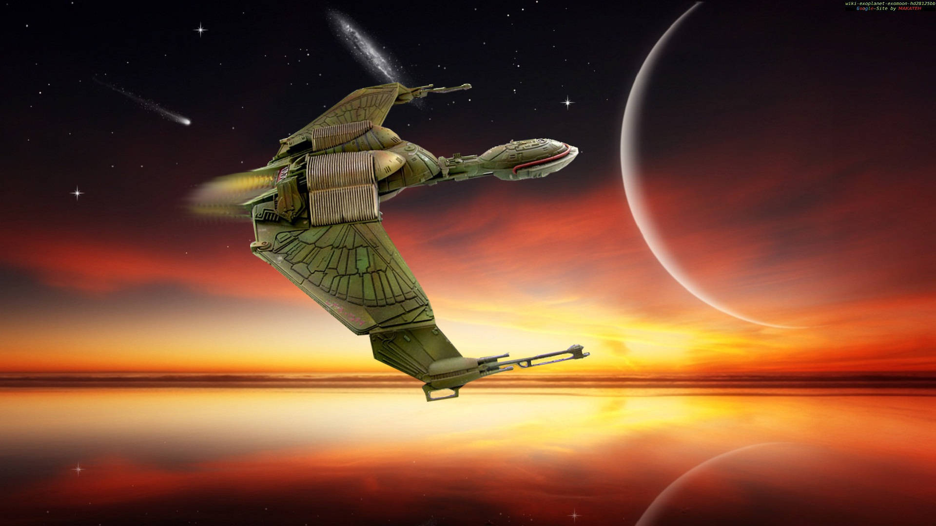 Starship 桌布 壁紙 — 一艘綠色星際飛船在熾熱的外星日落上空翱翔，宇宙天空中有一彎新月和星星。