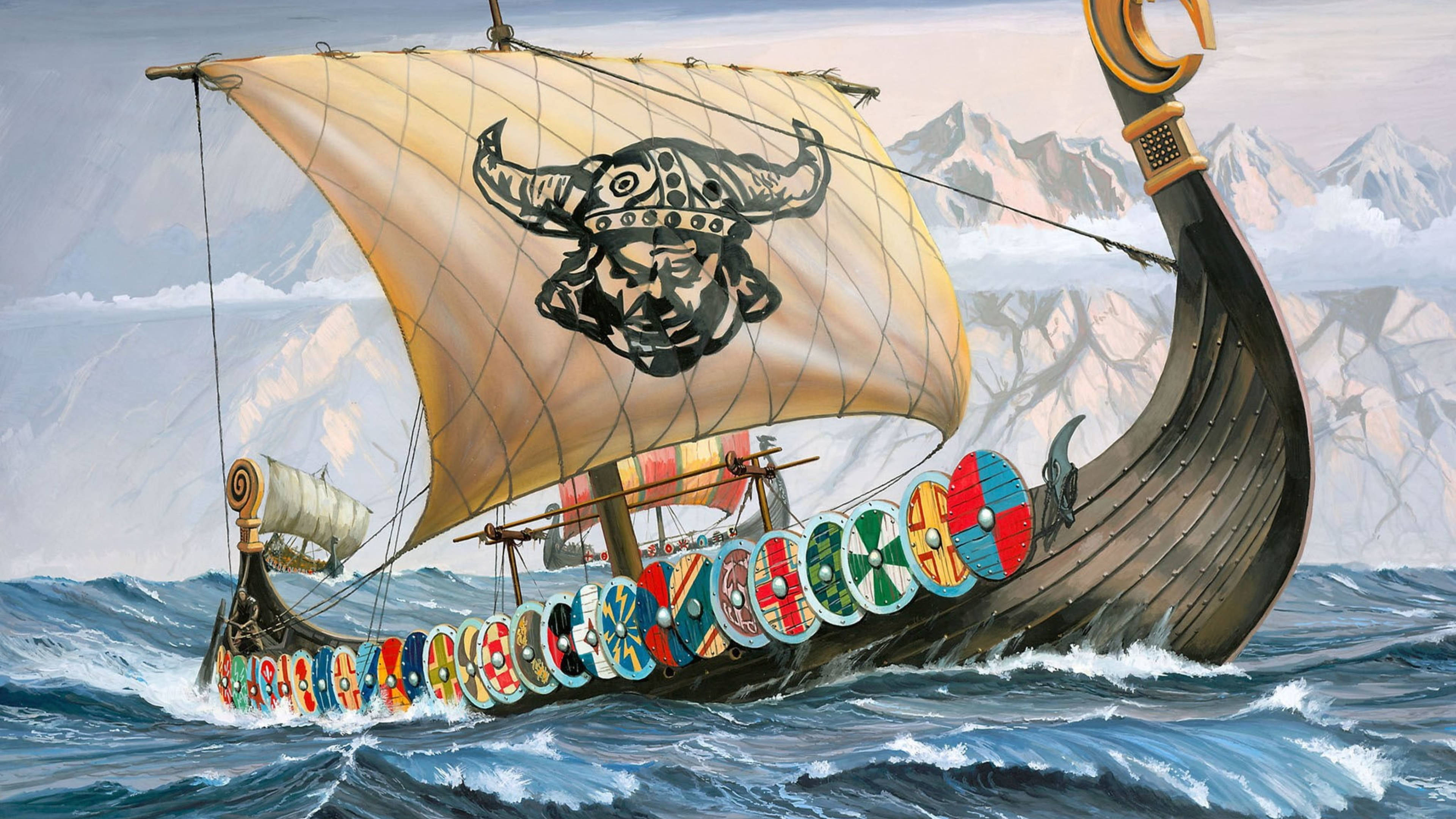 Viking Ship 桌布 壁紙 — 一艘維京長船，帶有角狀頭盔帆，在風暴般的藍色波浪中破浪前行，背景是白雪覆蓋的山脈。