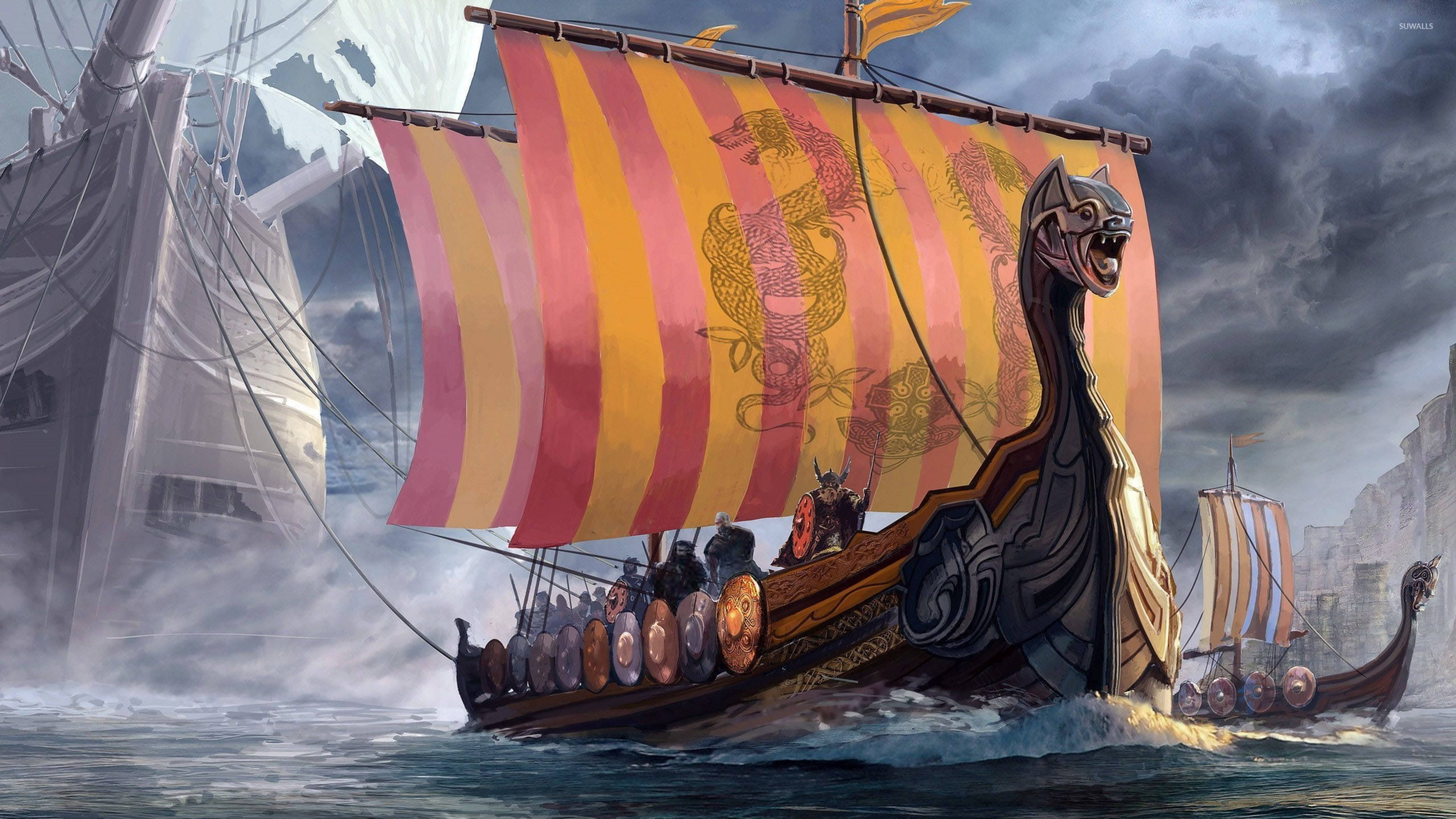 Viking Ship 桌布 壁紙 — 一艘維京長船，船首有龍頭，紅黃條紋帆，在烏雲密佈的天空下乘風破浪。